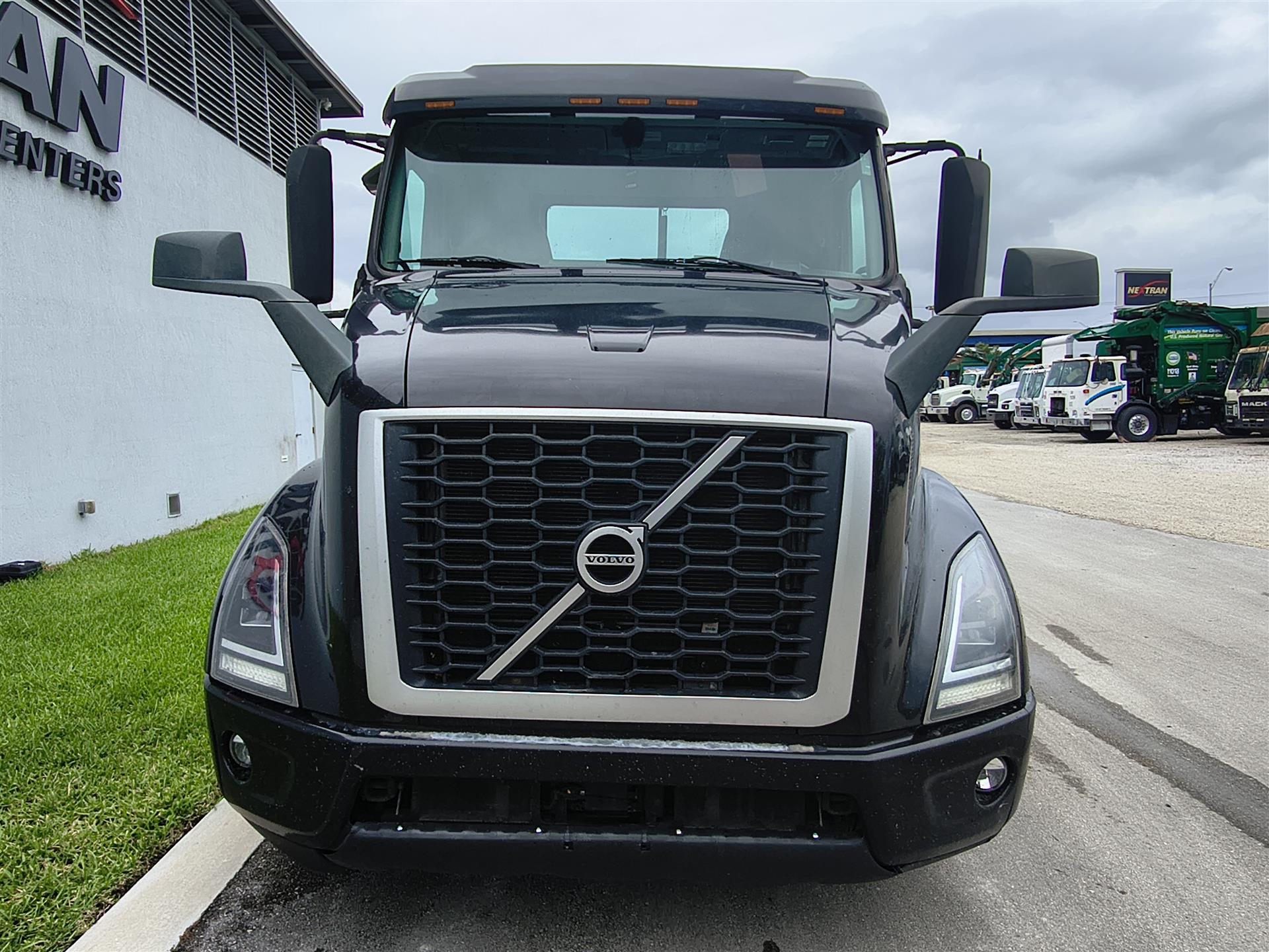 2022 Volvo VNR 640 - image 2