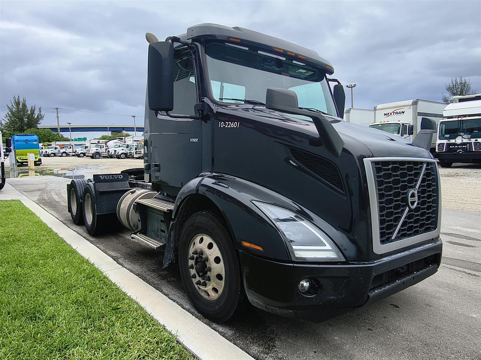 2022 Volvo VNR 640 - image 3
