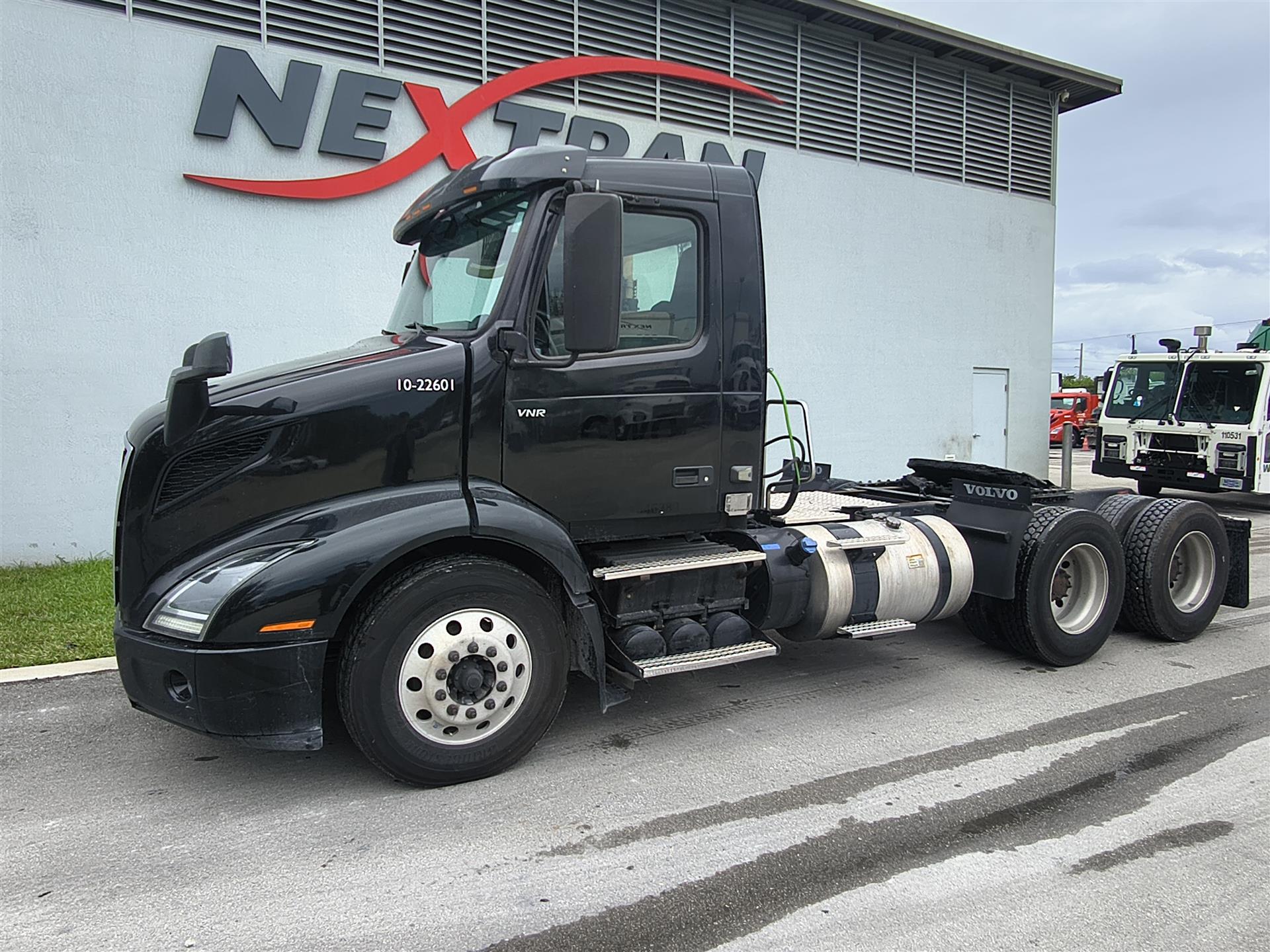 2022 Volvo VNR64T300