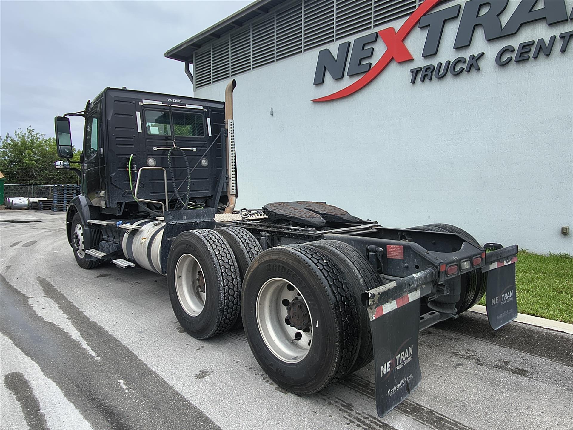 2022 Volvo VNR 640 - image 6