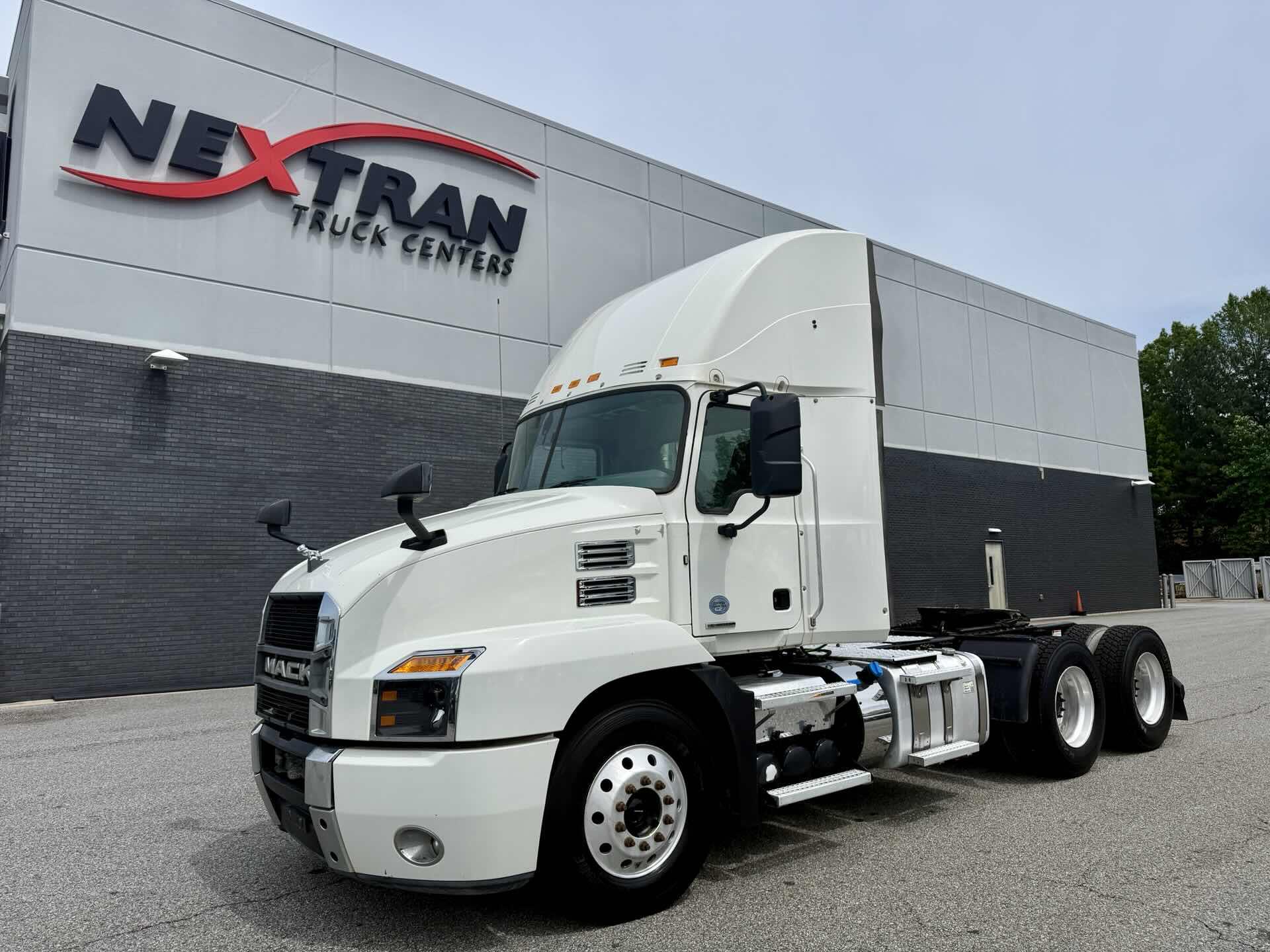 2022 Mack AN64T