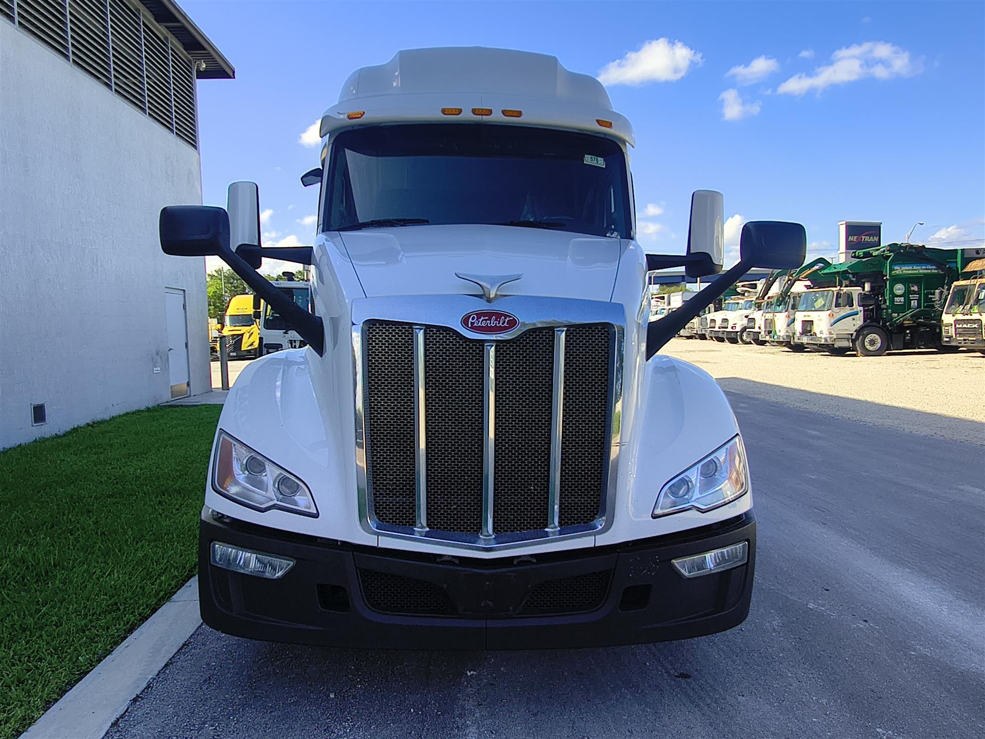 2023 Peterbilt 579 in Fort Lauderdale, FL — photo 2