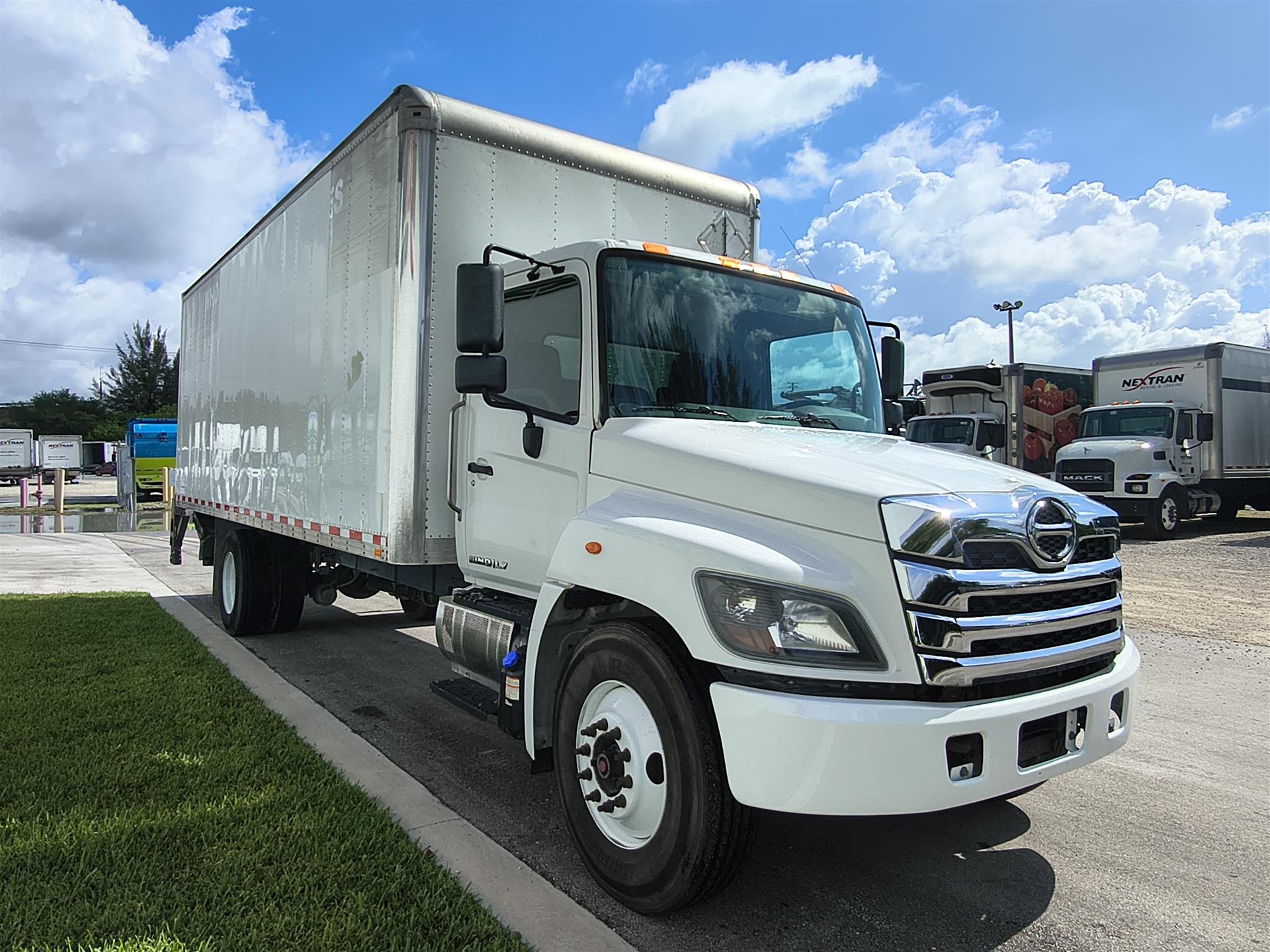 2021 Hino 338 in Fort Lauderdale, FL — photo 3