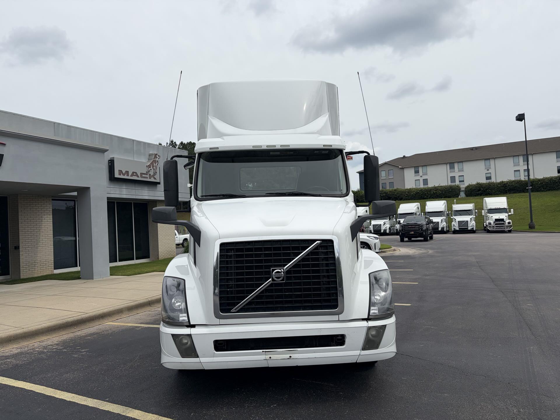 2016 Volvo VNL 300 in Fultondale, AL — photo 2