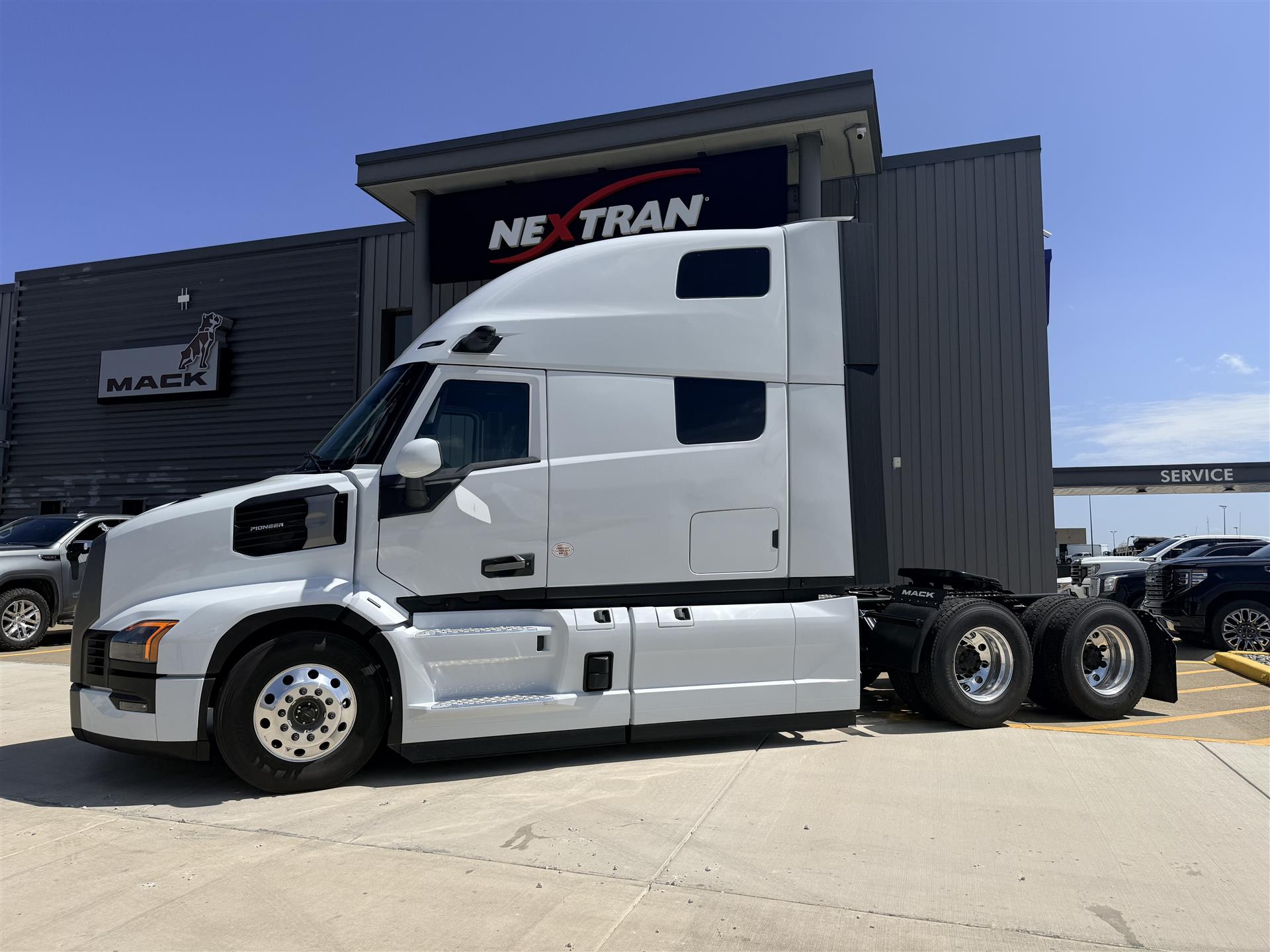 2027 Mack Pinnacle in Kansas City, MO — photo 3