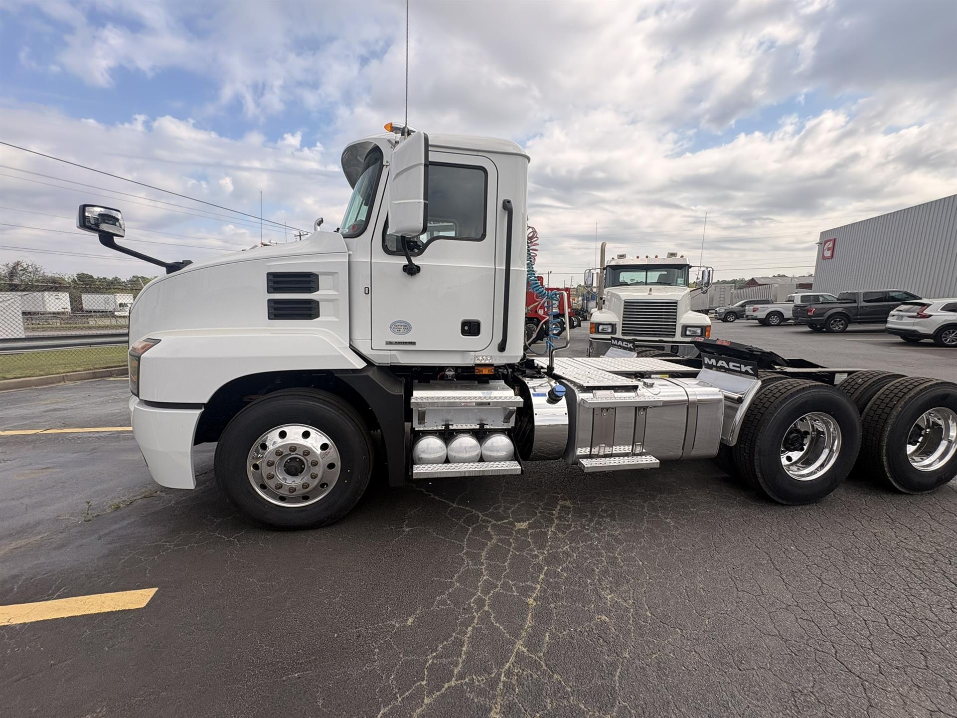 2022 Mack AN64T