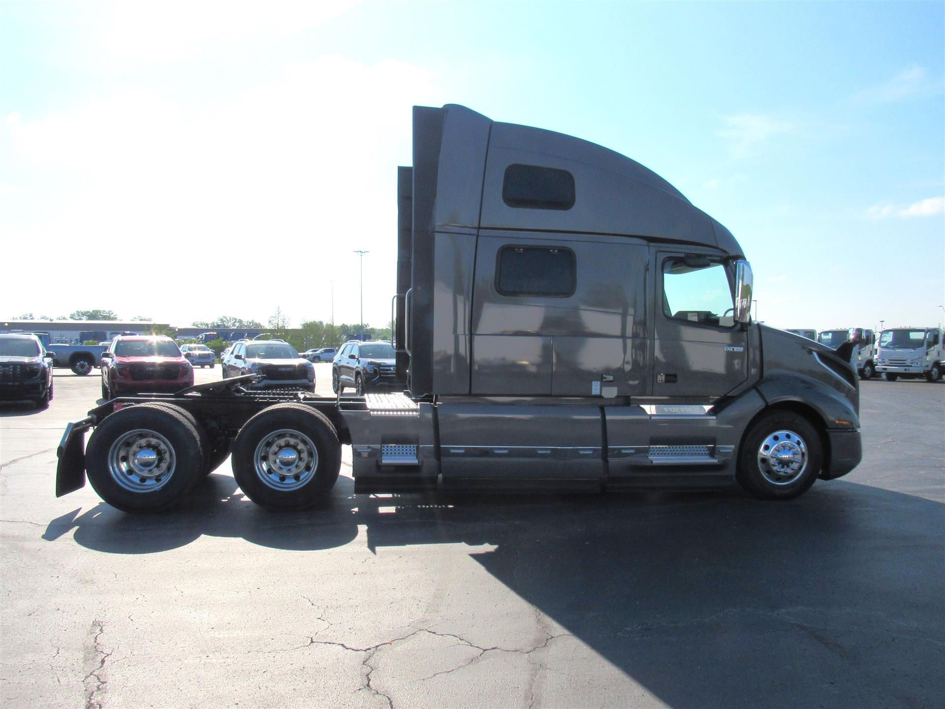 2022 Volvo VNL 860 in Tampa, FL — photo 6