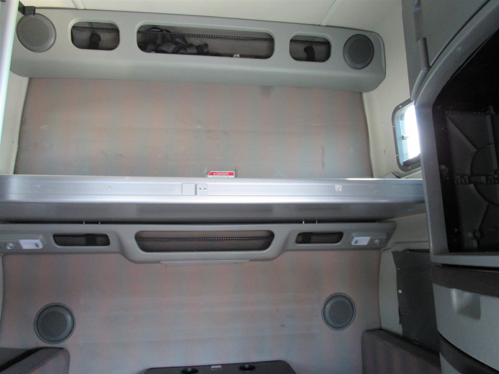 2022 Volvo VNL 860 in Tampa, FL — photo 7