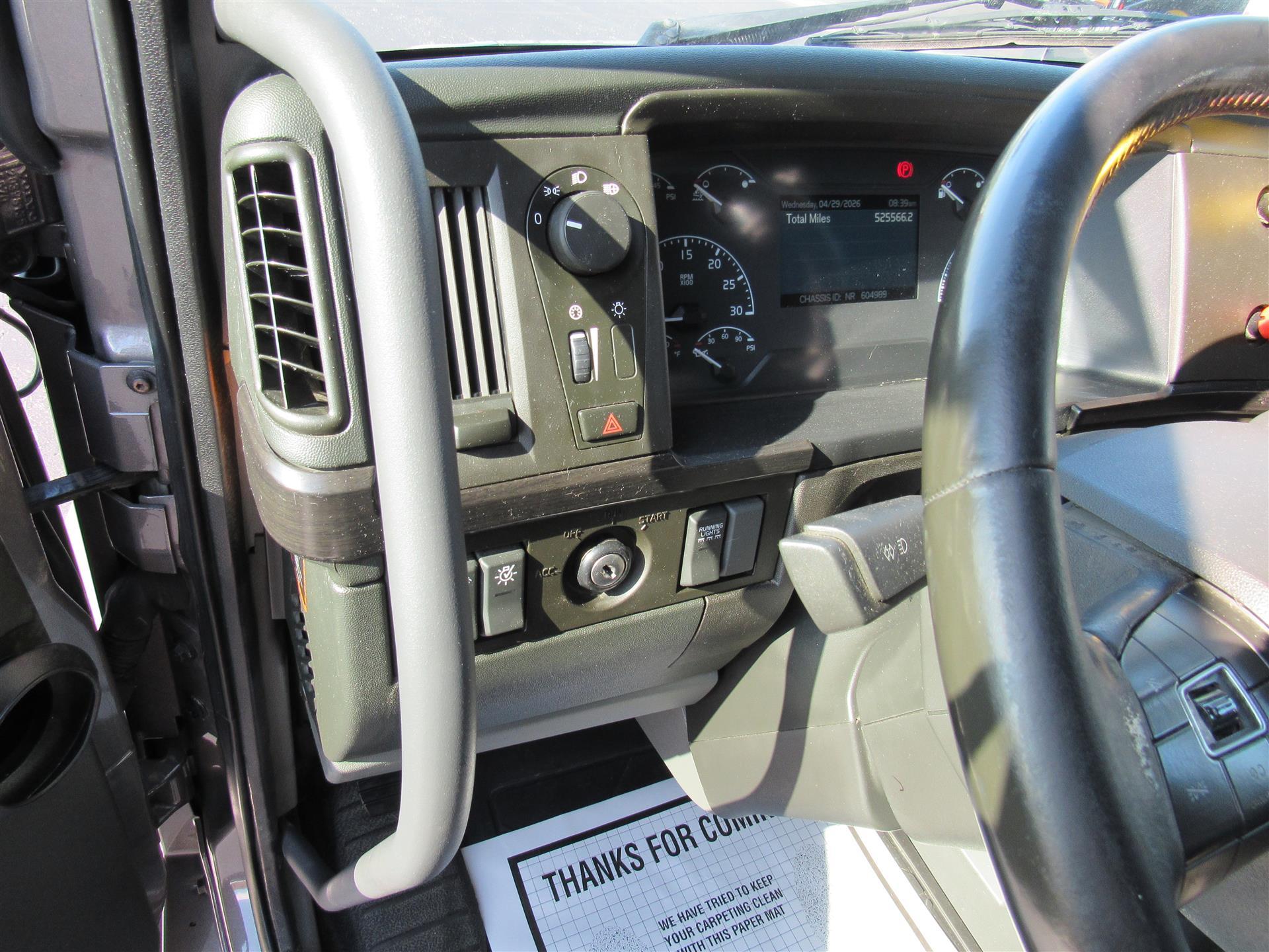 2022 Volvo VNL 860 in Tampa, FL — photo 8