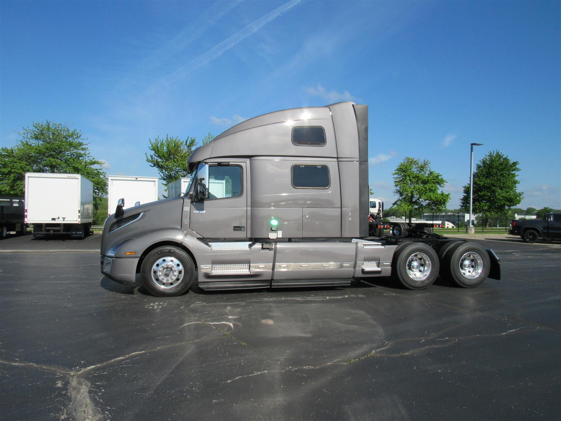 2022 Volvo VNL 860 in Tampa, FL — photo 3