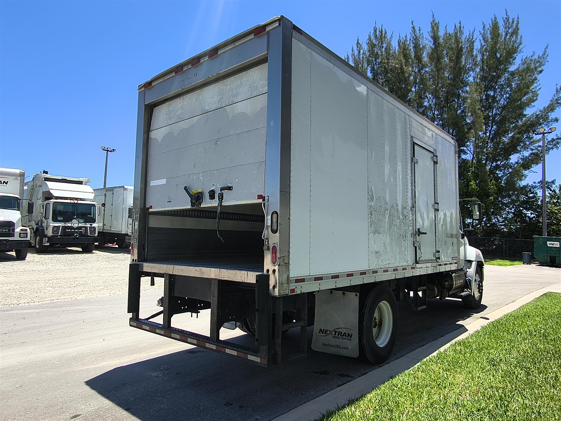 2016 Hino 268 in Fort Lauderdale, FL — photo 4