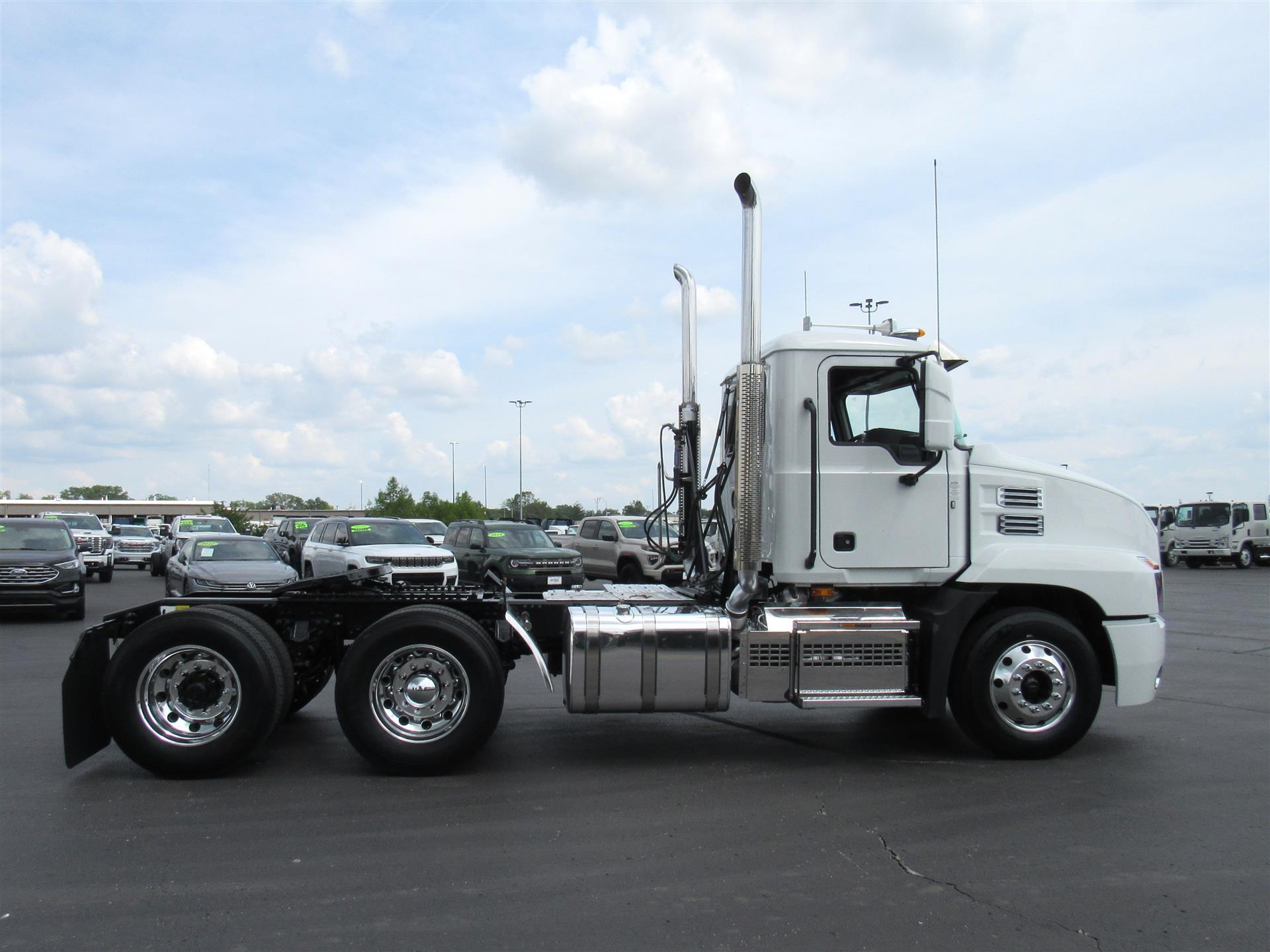 2021 Mack Anthem in Kansas City, MO — photo 7