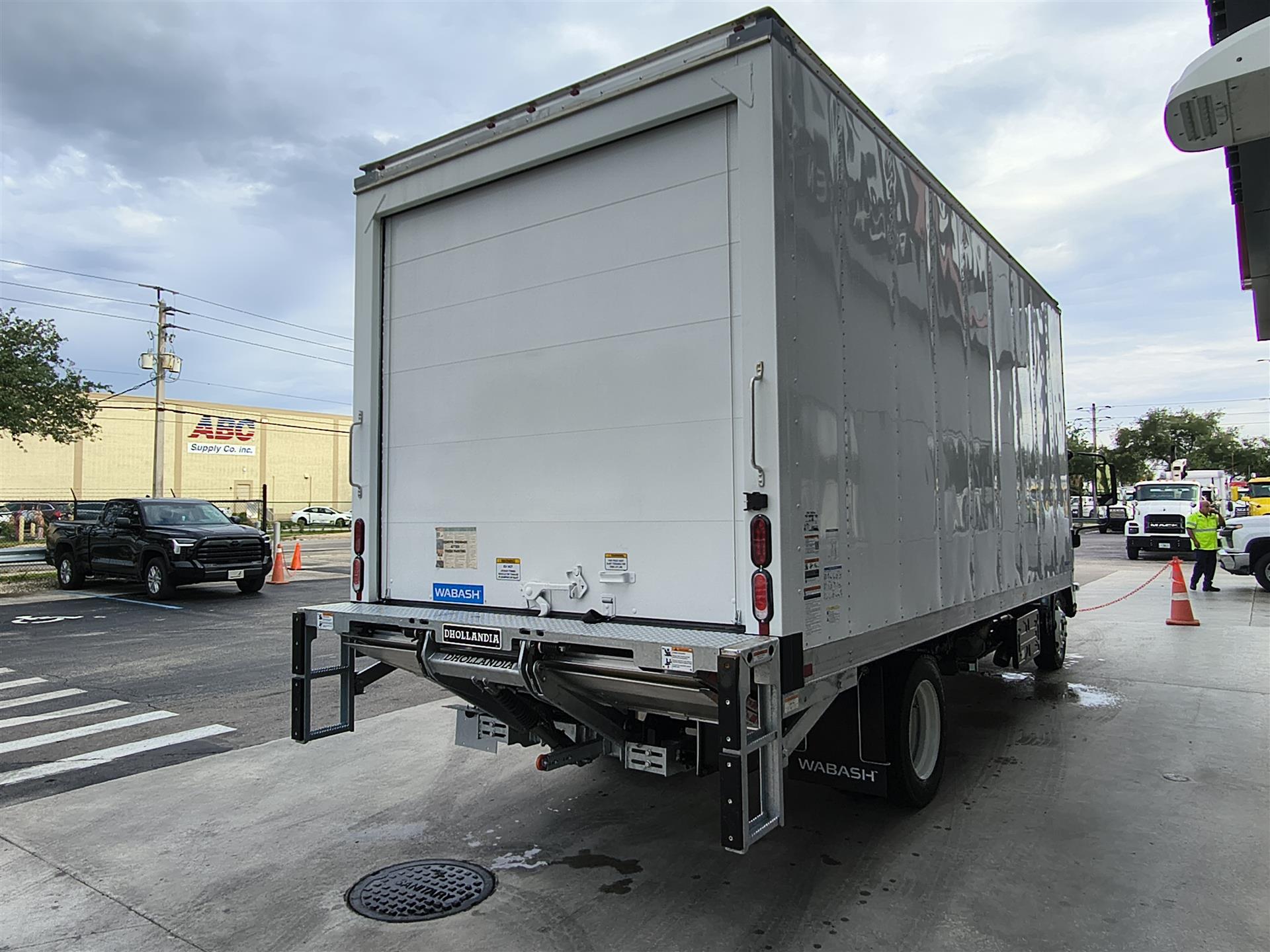 2026 Isuzu NRR in Miami, FL — photo 4