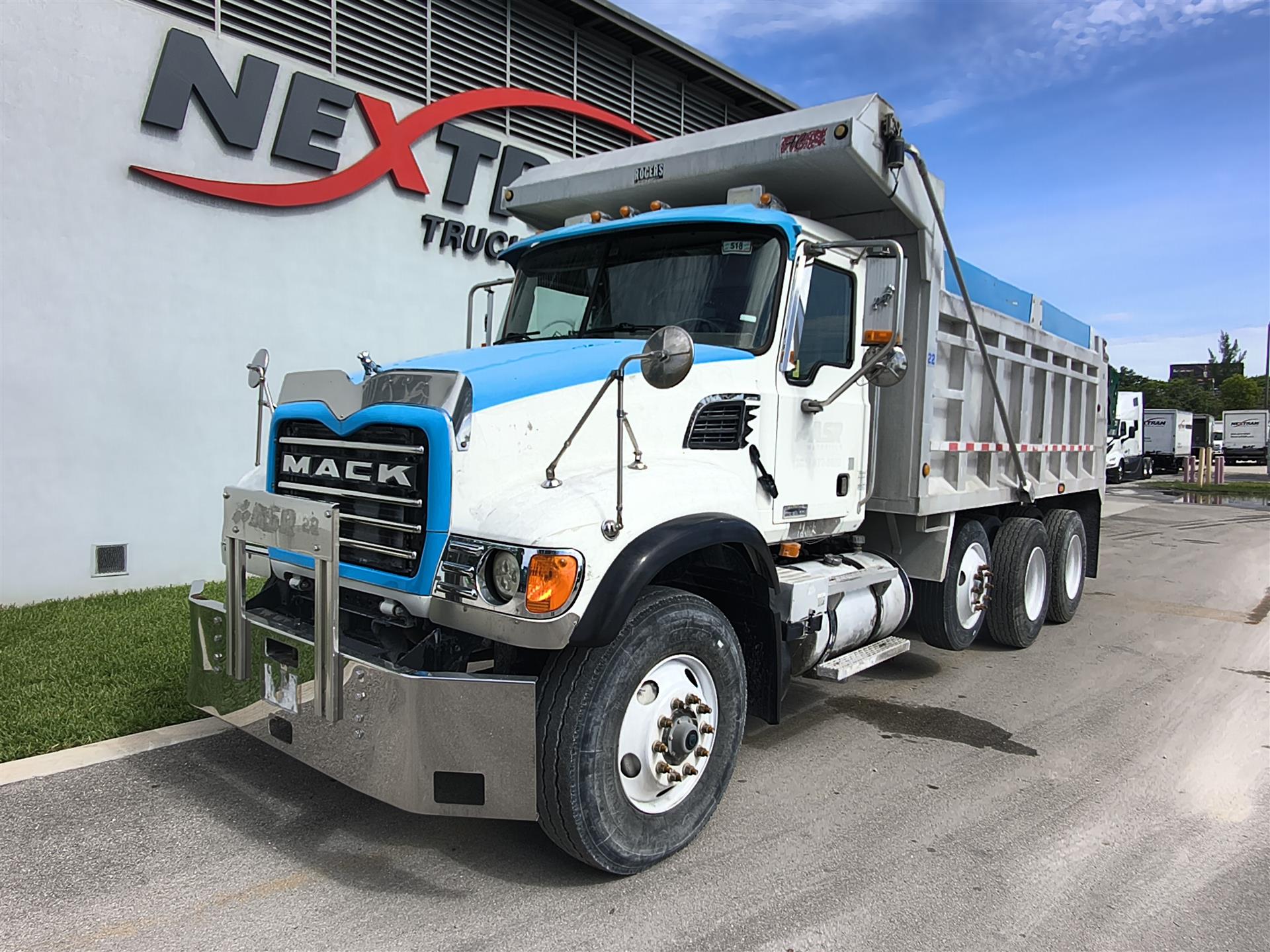 2004 Mack CV713