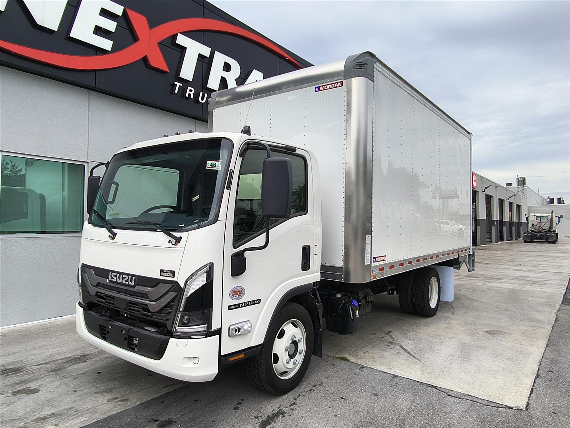 2027 Isuzu NPR-3Y354