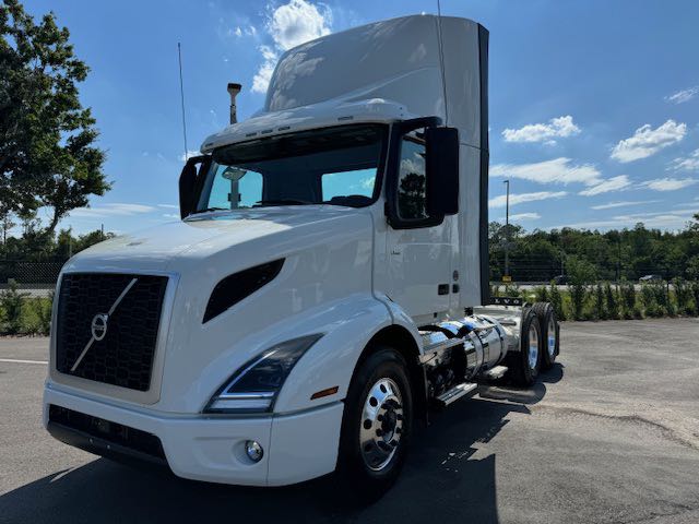 2025 Volvo VNR64T300