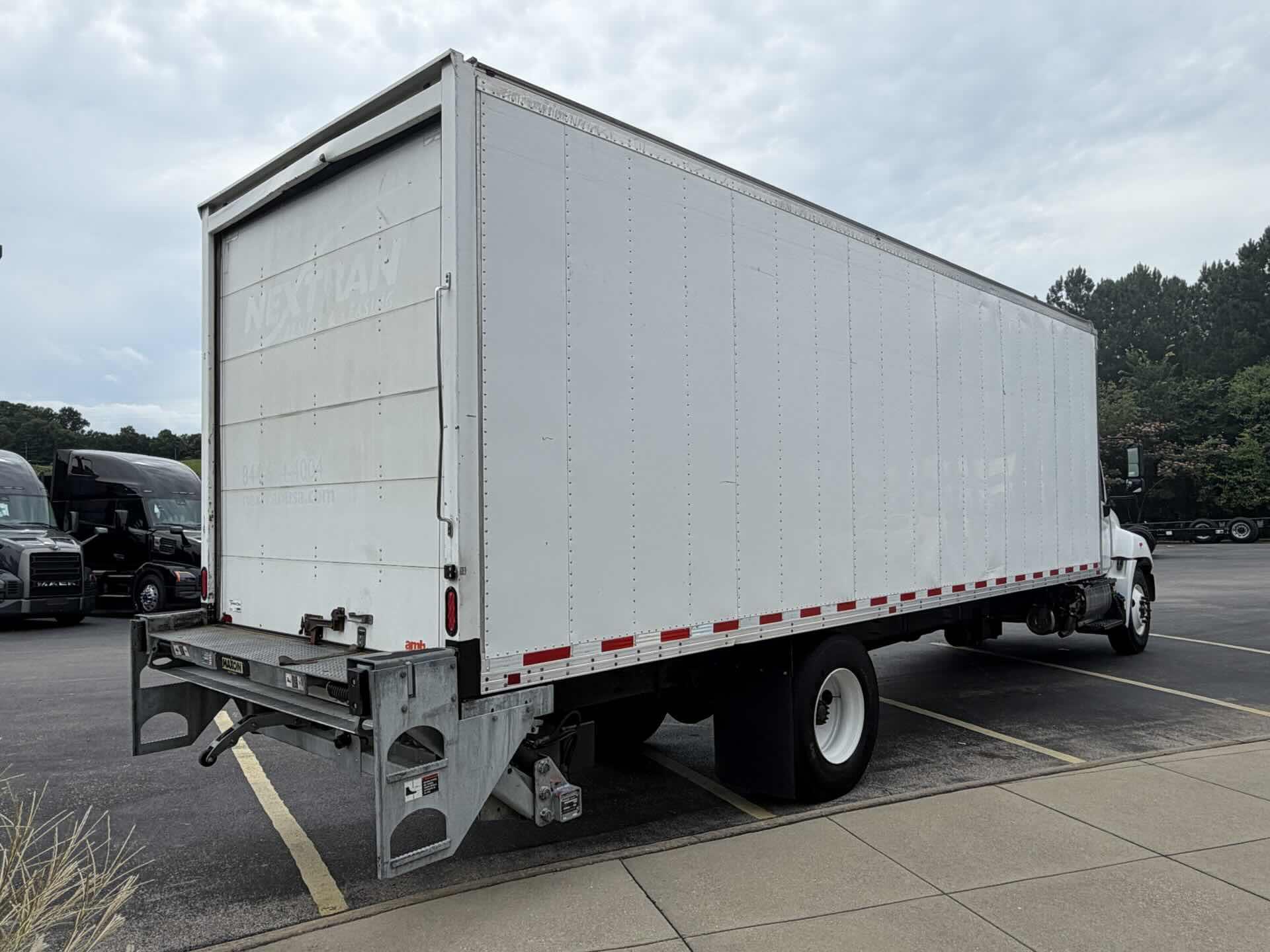 2020 Hino 268 in Fultondale, AL — photo 5
