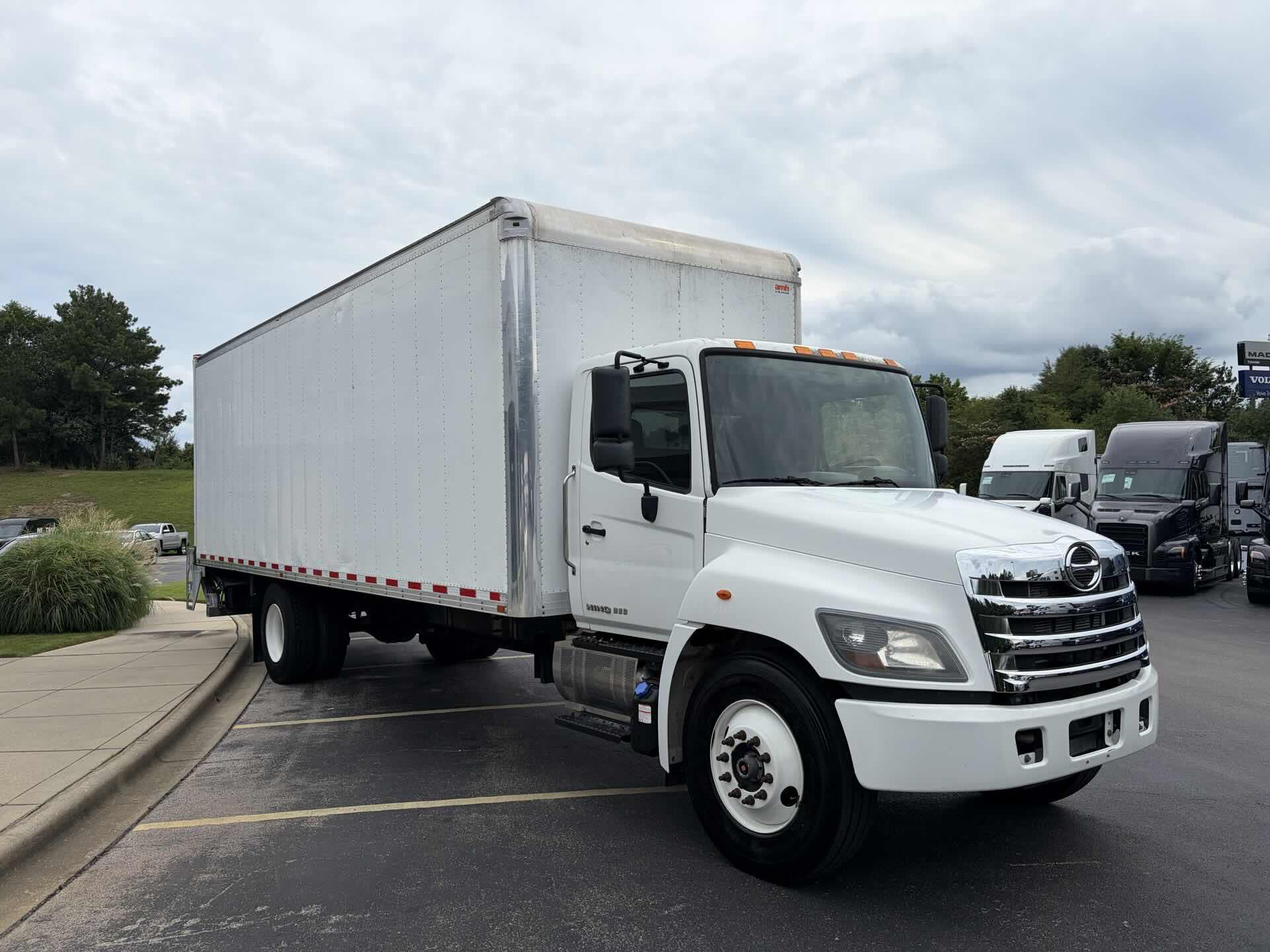 2020 Hino 268 in Fultondale, AL — photo 3