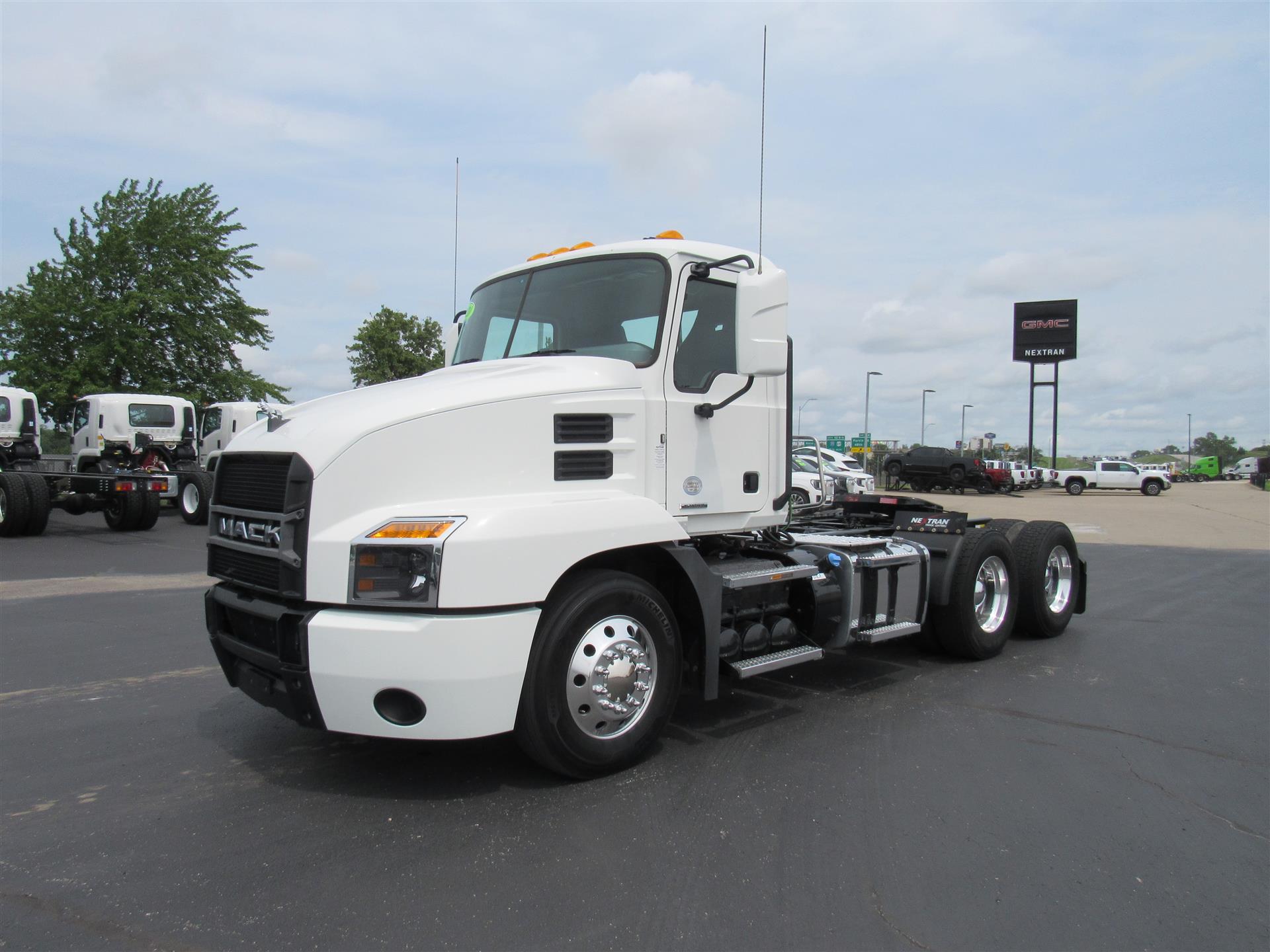 2020 Mack AN64T