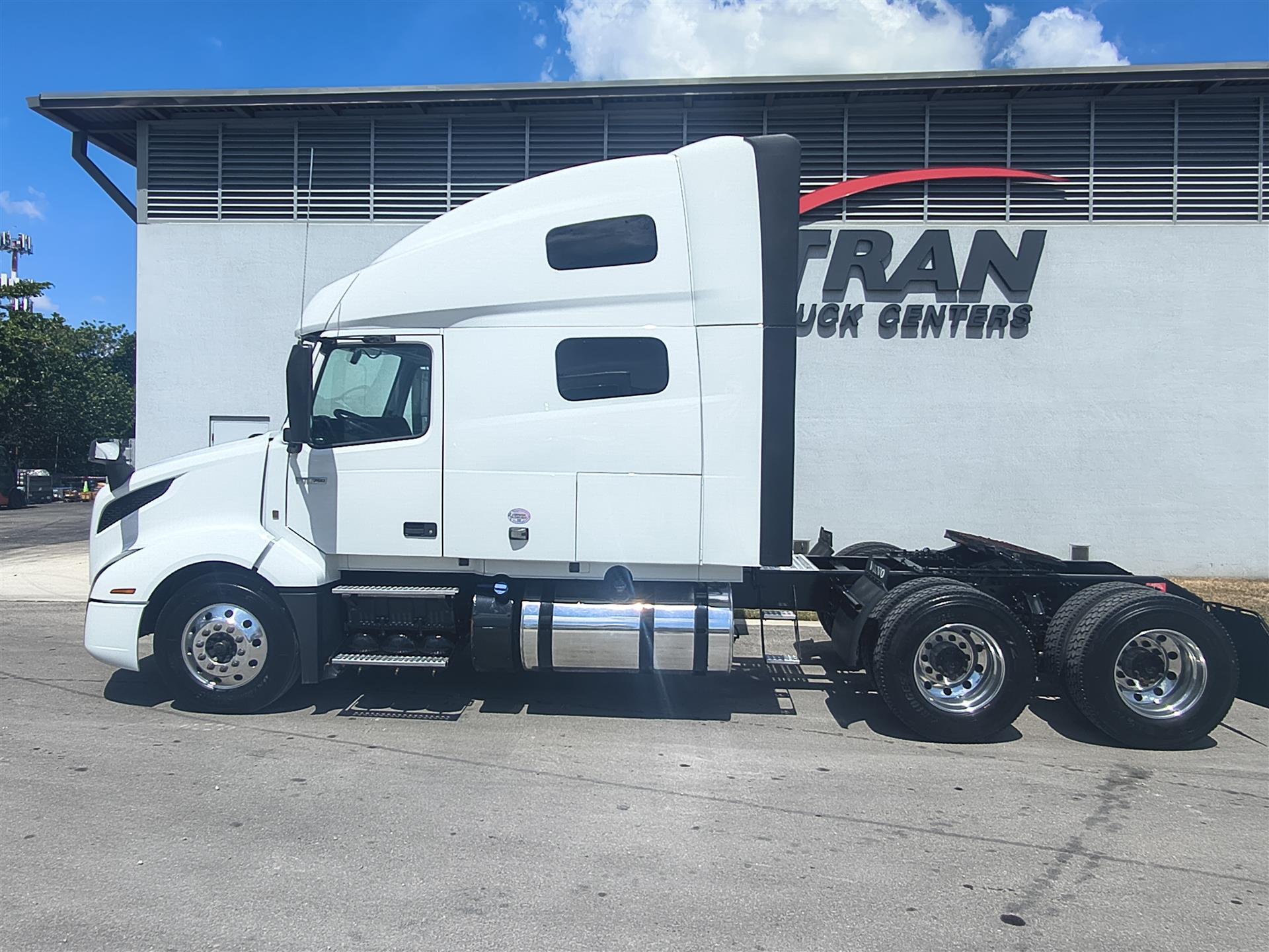 2022 Volvo VNL 760 in Fort Lauderdale, FL — photo 7