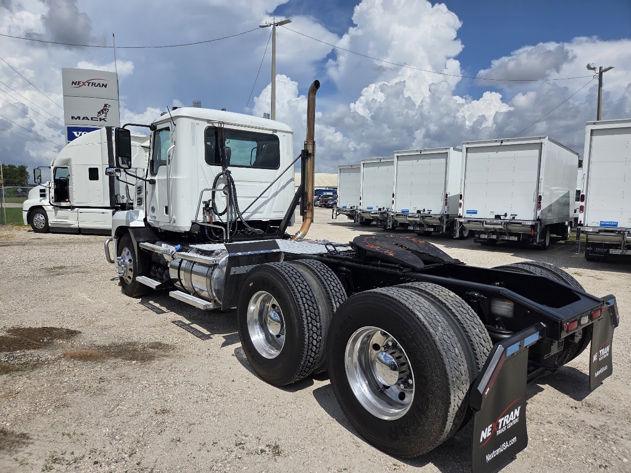 2022 Mack Anthem in Tampa, FL — photo 6