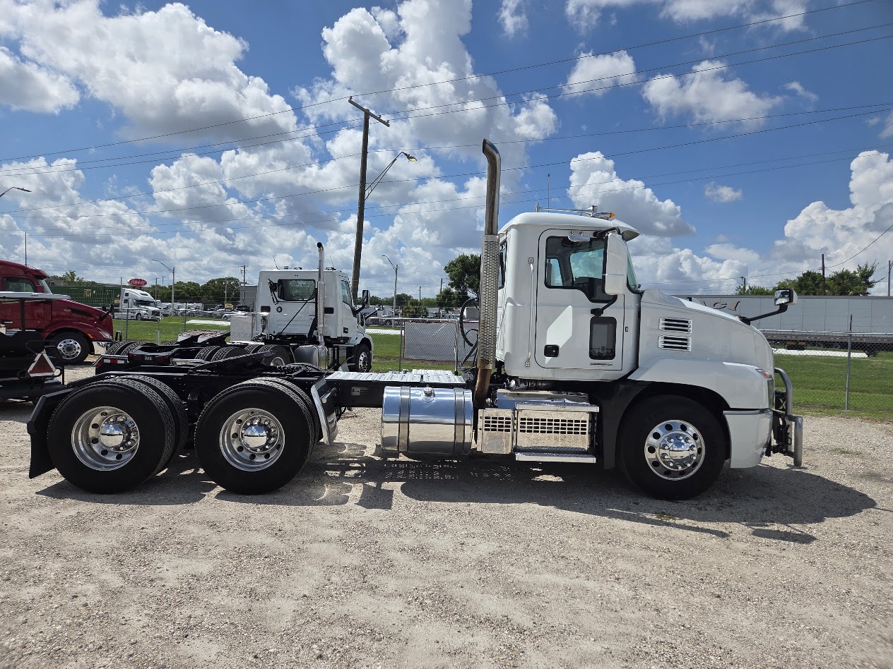 2022 Mack Anthem in Tampa, FL — photo 5
