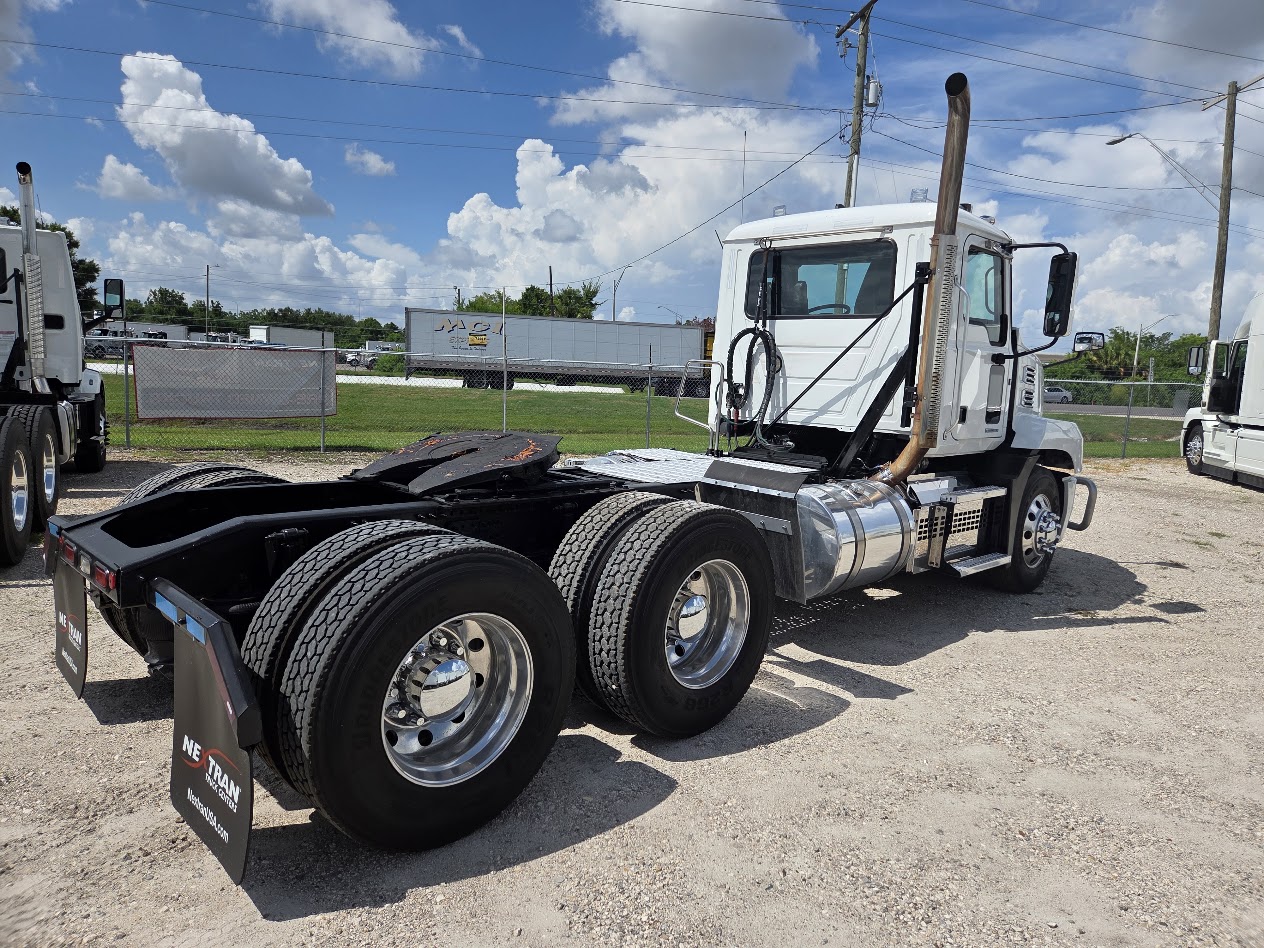 2022 Mack Anthem in Tampa, FL — photo 7