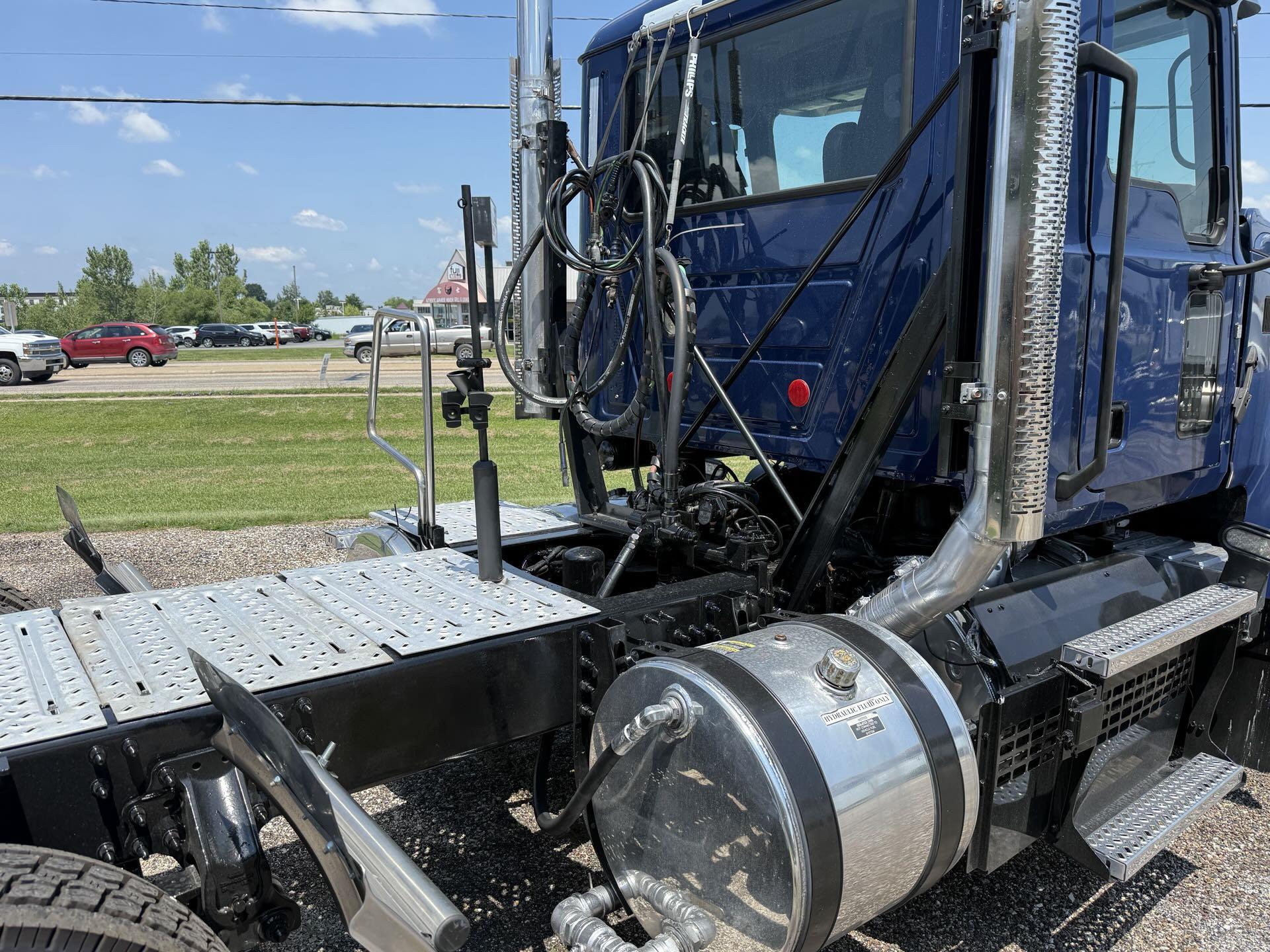 2024 Mack Pinnacle in Decatur, IL — photo 5