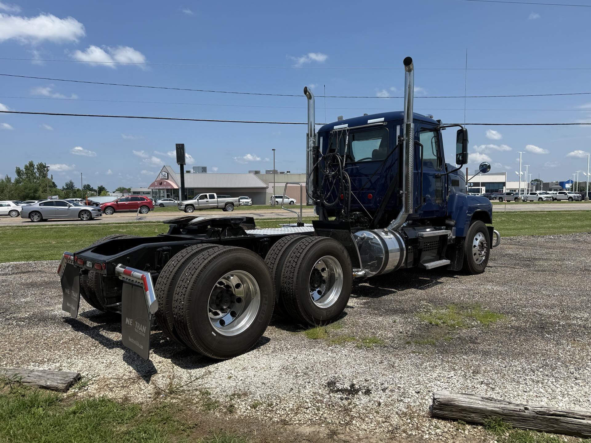 2024 Mack Pinnacle in Decatur, IL — photo 4