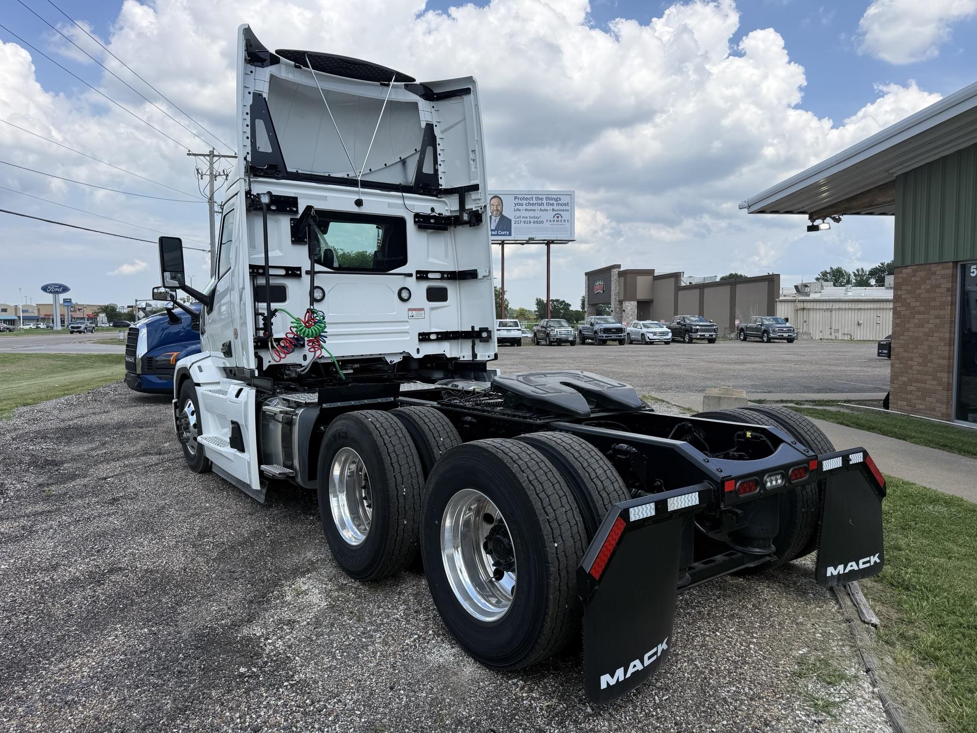 2026 Mack Pinnacle in Quincy, IL — photo 5