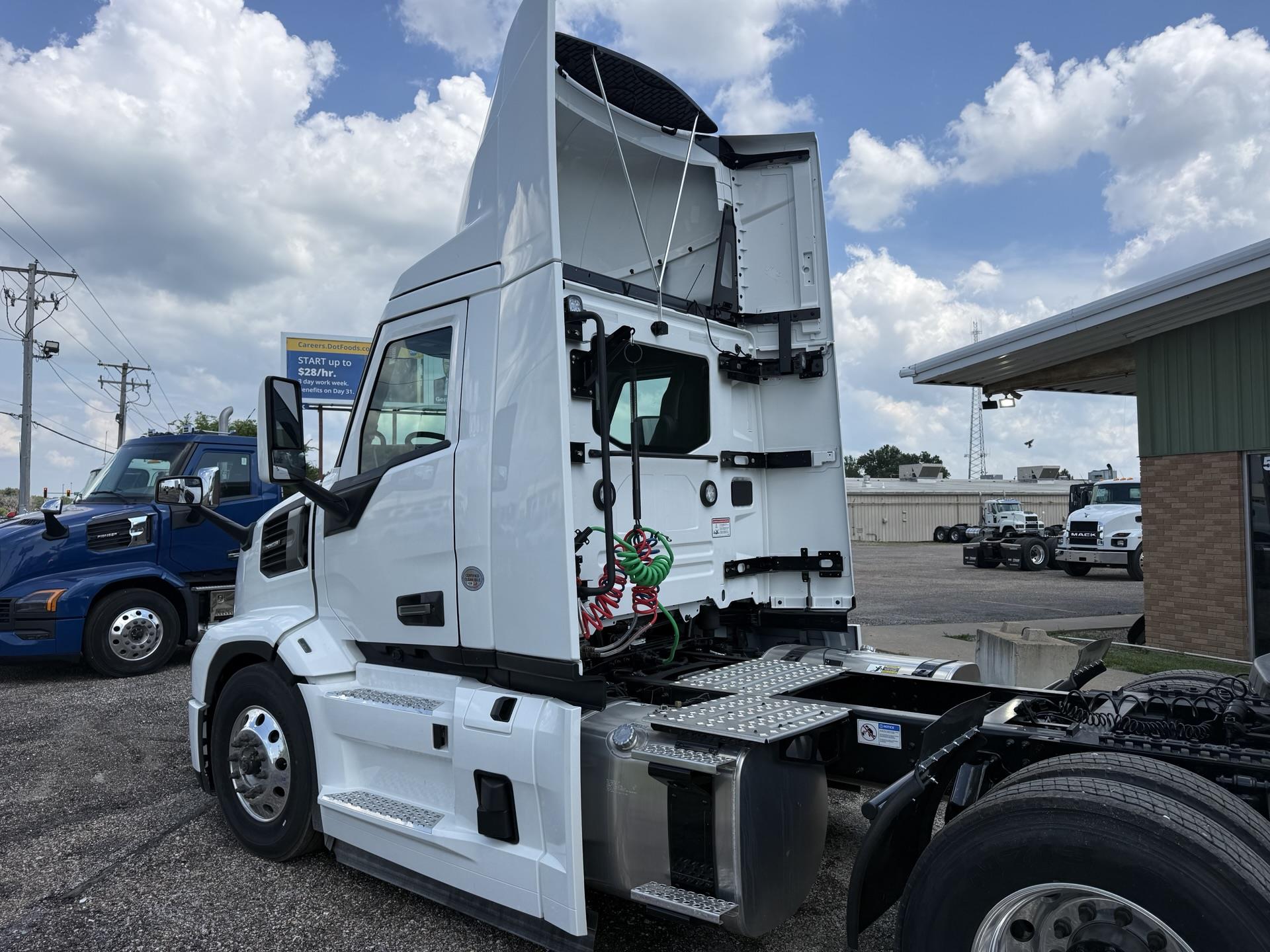 2026 Mack Pinnacle in Quincy, IL — photo 3