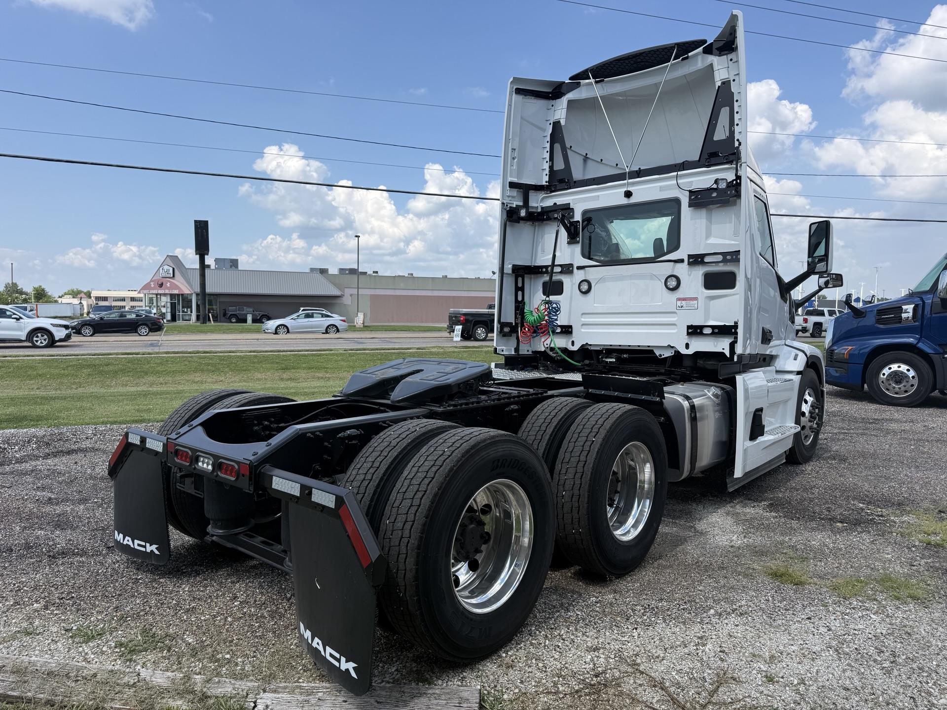 2026 Mack Pinnacle in Quincy, IL — photo 7