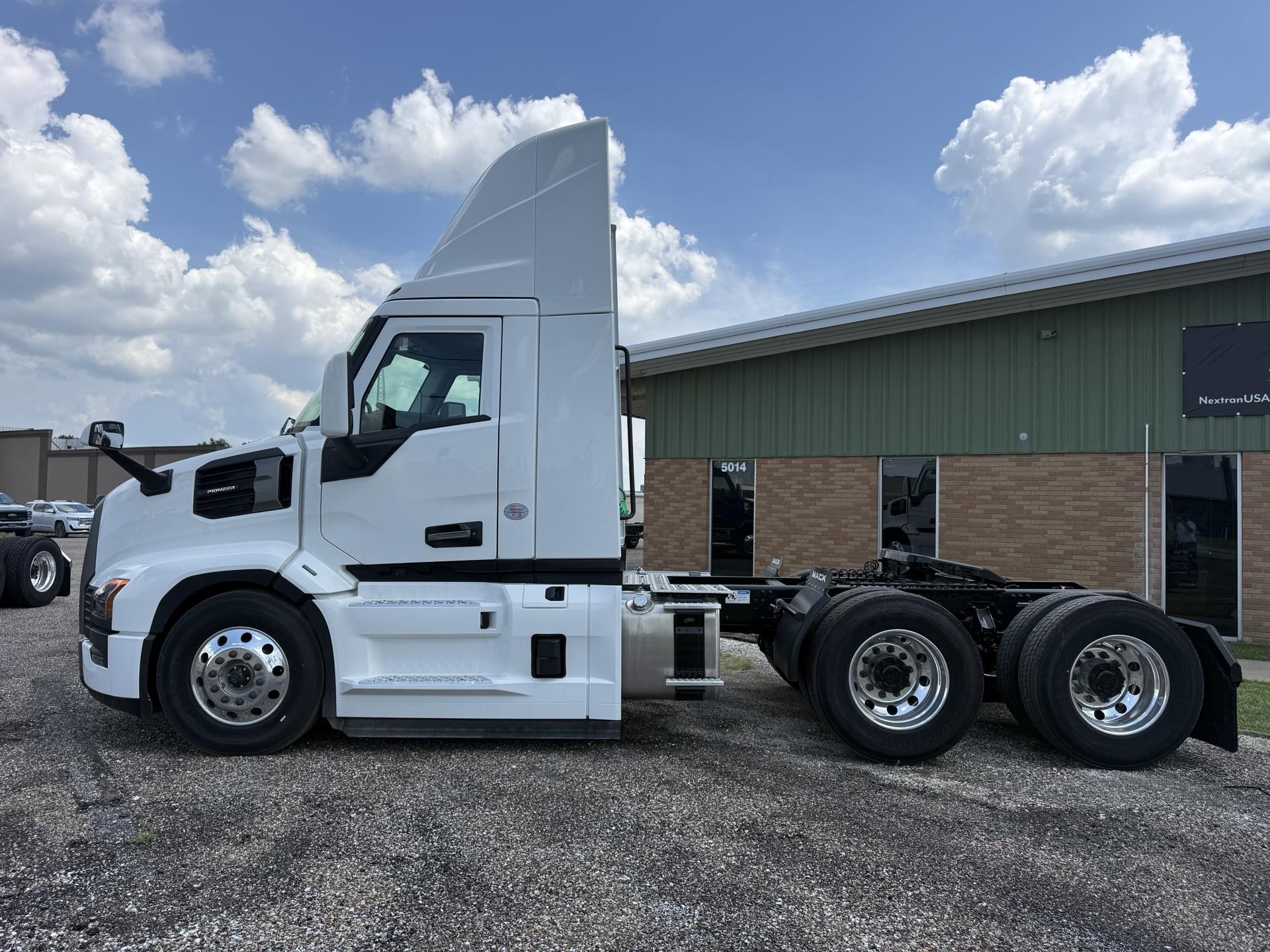 2026 Mack Pinnacle in Quincy, IL — photo 2