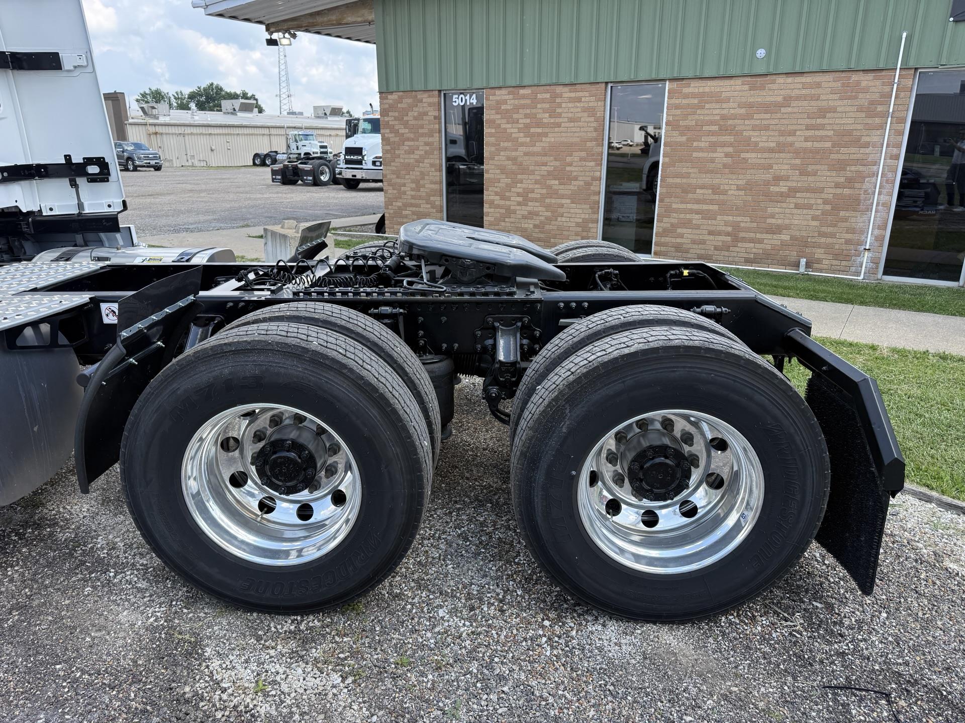 2026 Mack Pinnacle in Quincy, IL — photo 4