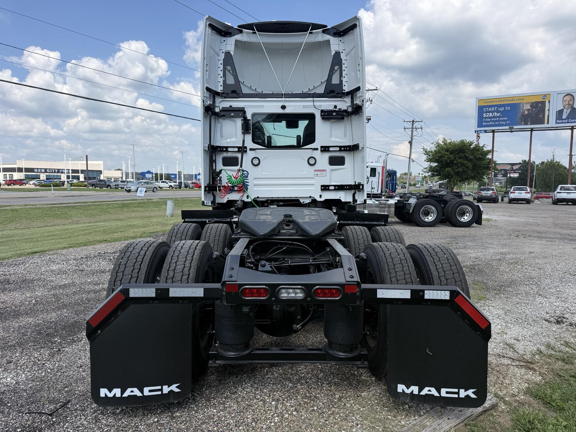 2026 Mack Pinnacle in Quincy, IL — photo 6