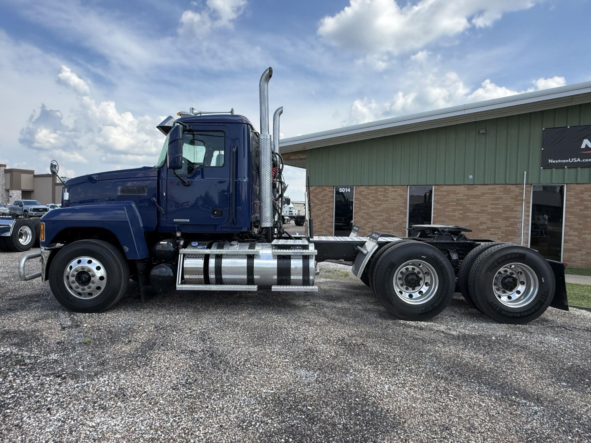 2024 Mack Pinnacle in Quincy, IL — photo 2