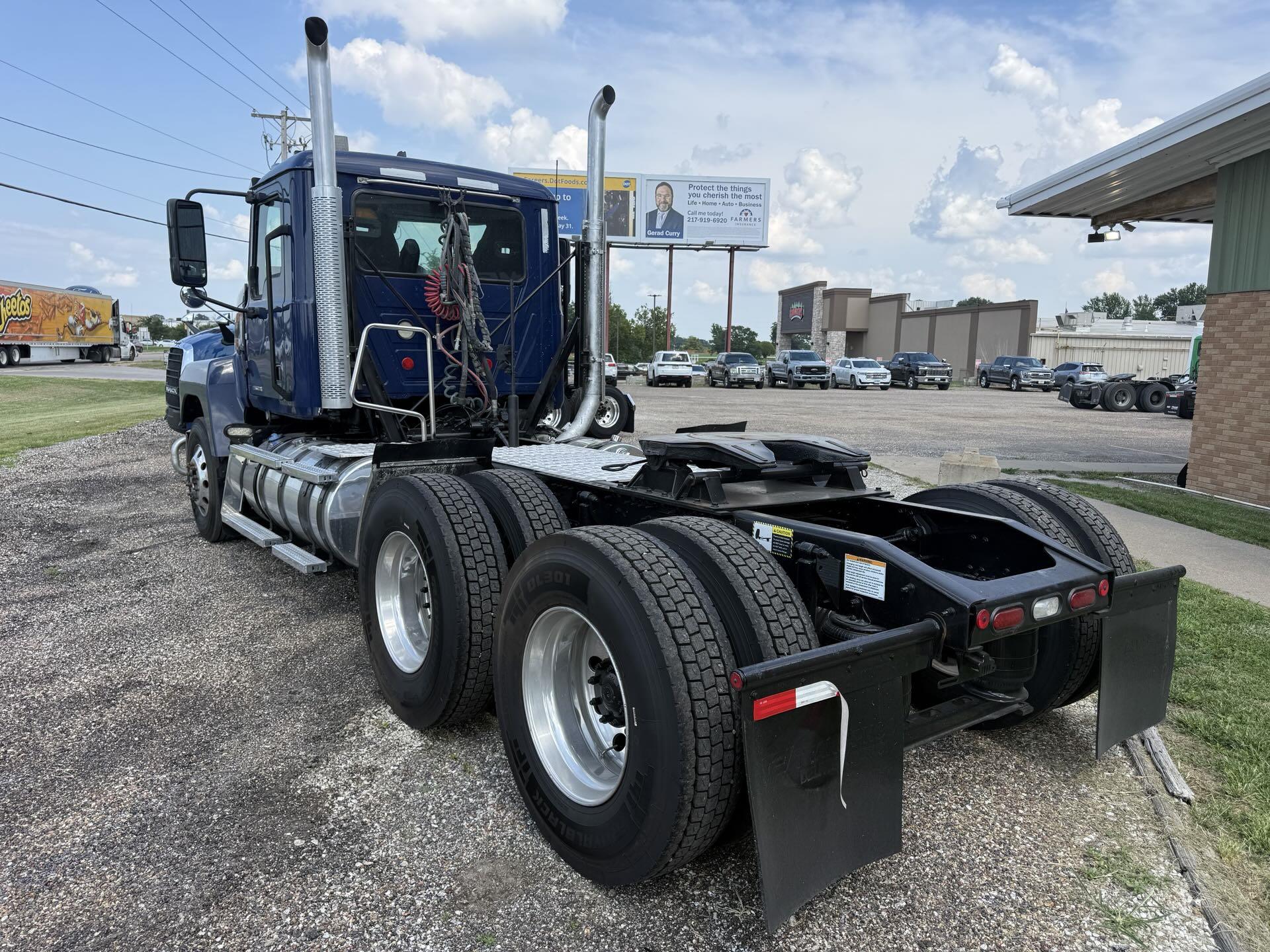 2024 Mack Pinnacle in Quincy, IL — photo 5
