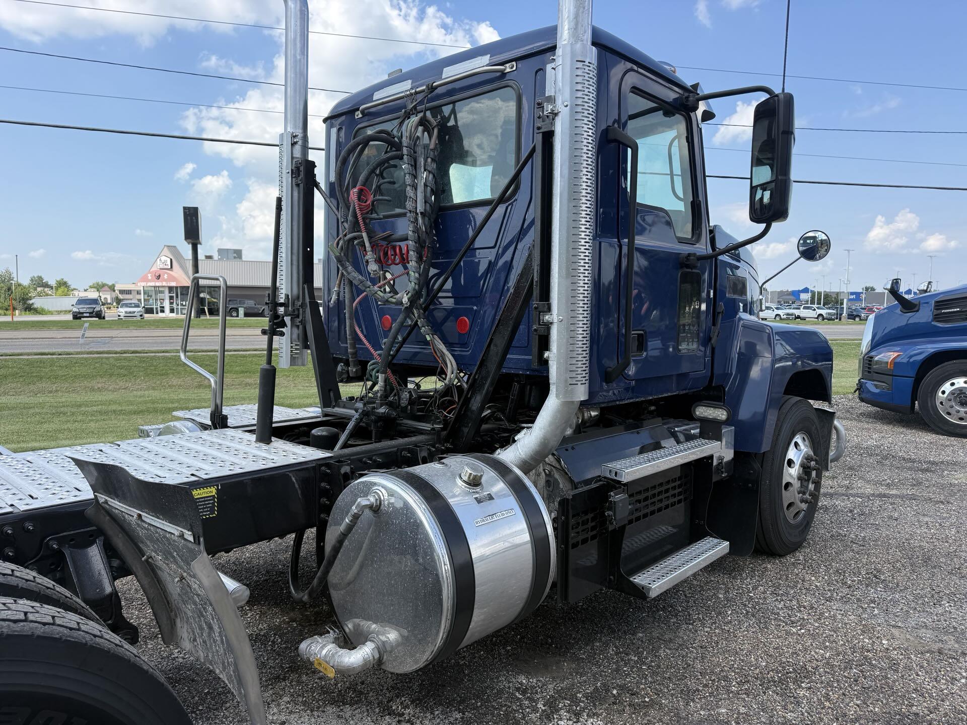 2024 Mack Pinnacle in Quincy, IL — photo 8