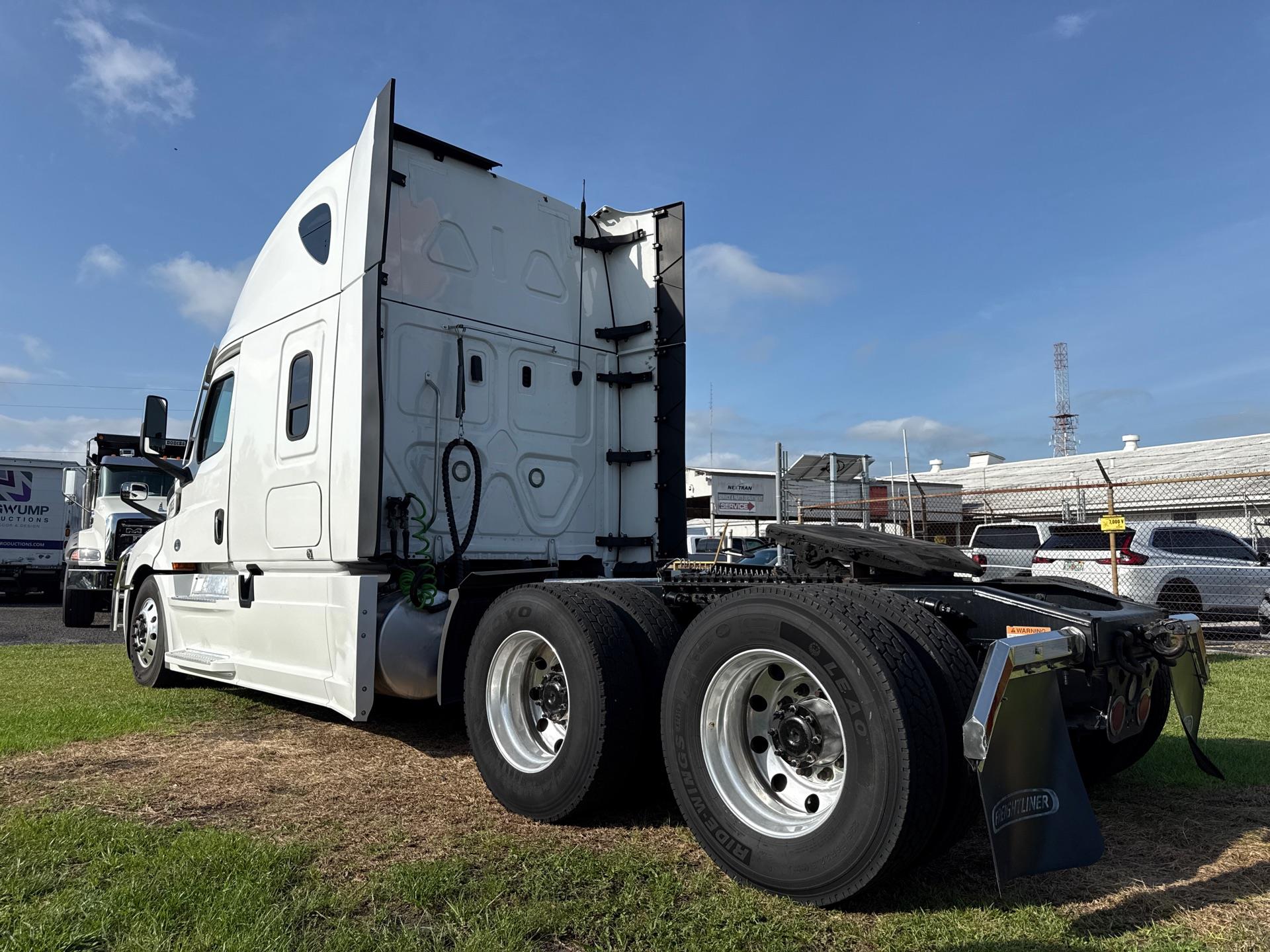 2022 Freightliner Cascadia in Jacksonville, FL — photo 3