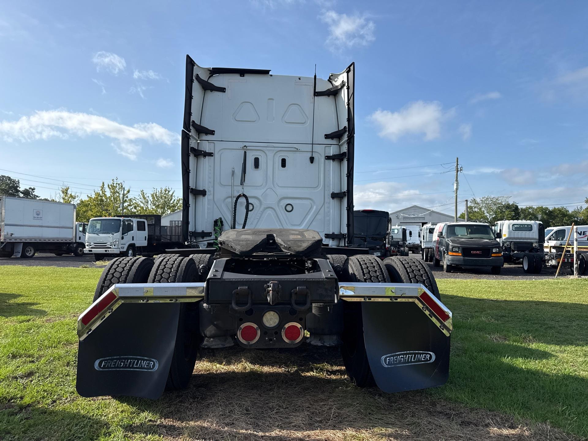 2022 Freightliner Cascadia in Jacksonville, FL — photo 4