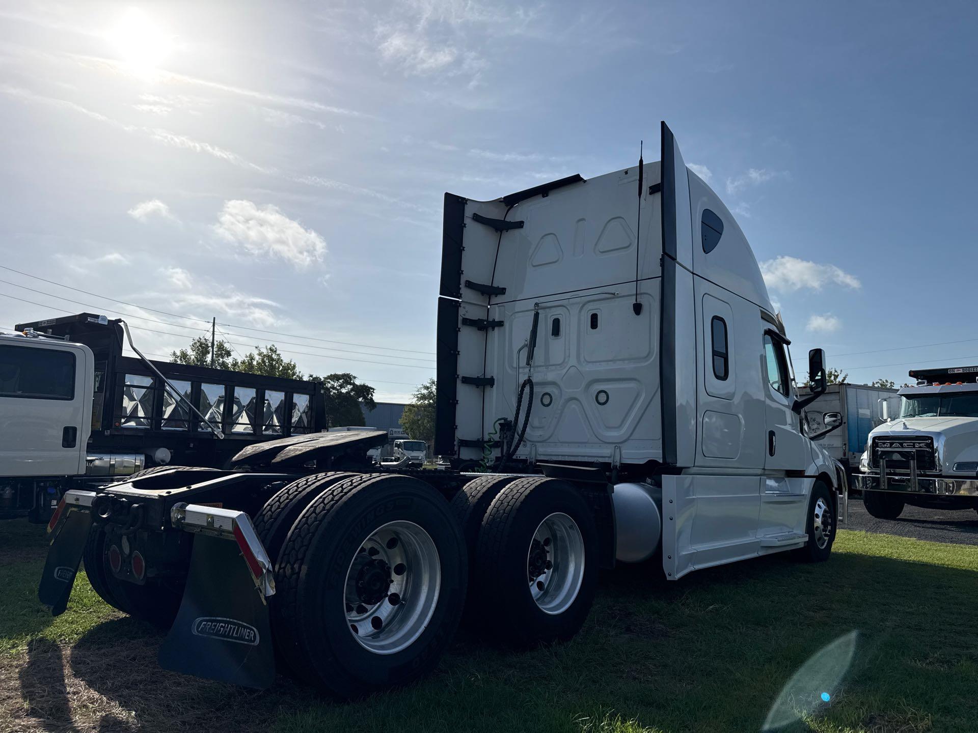 2022 Freightliner Cascadia in Jacksonville, FL — photo 5