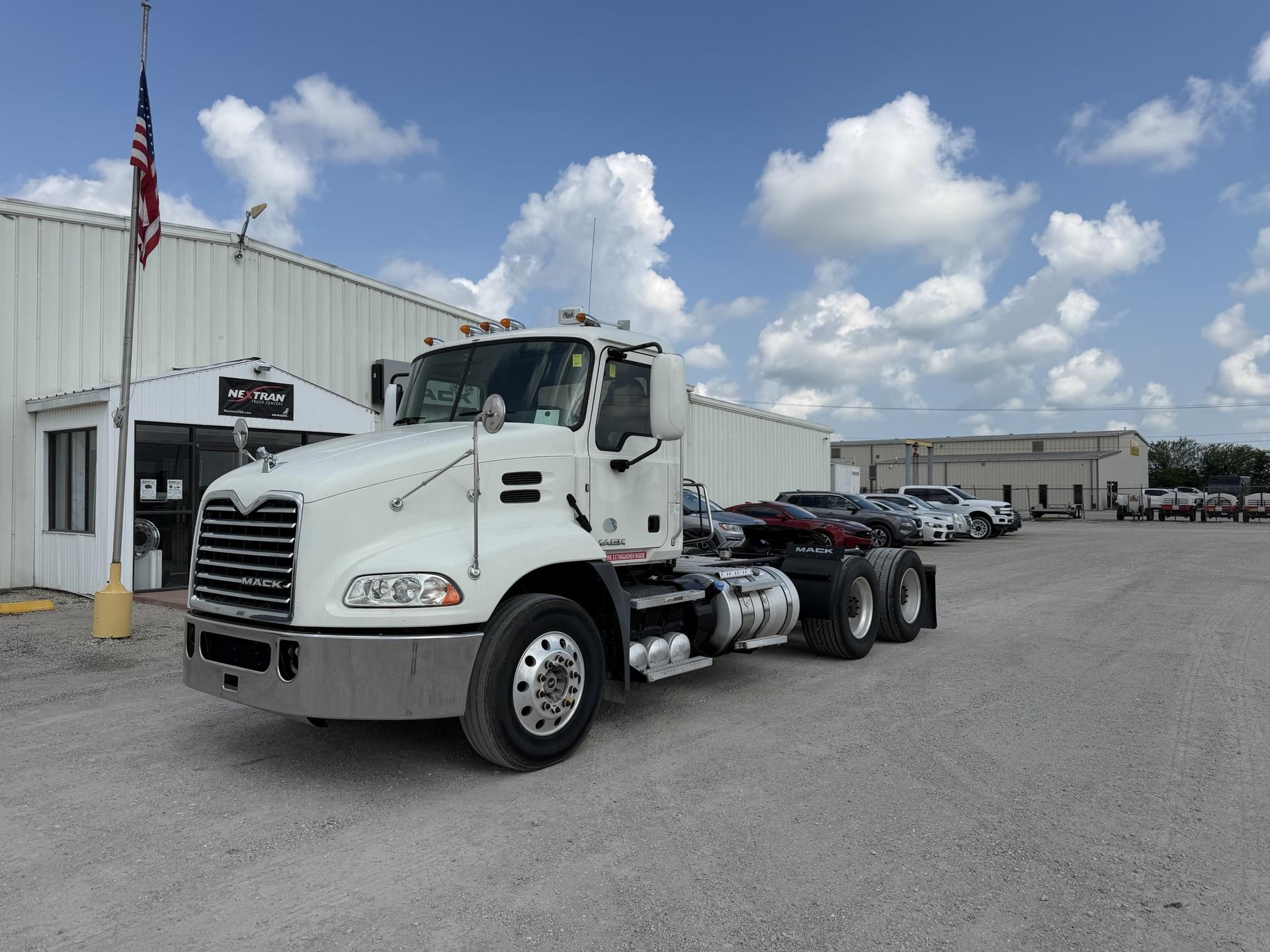 2015 Mack Pinnacle in Decatur, IL