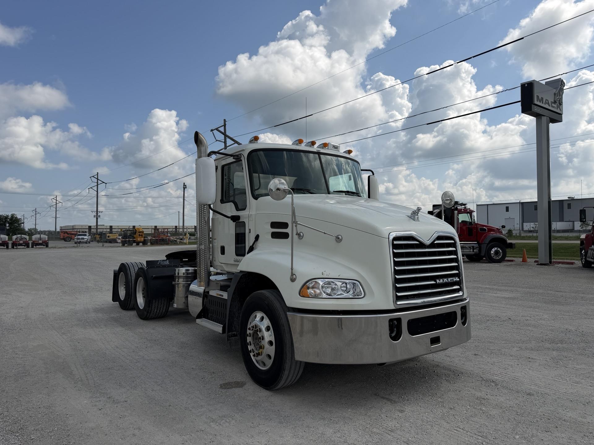 2015 Mack Pinnacle in Decatur, IL — photo 6