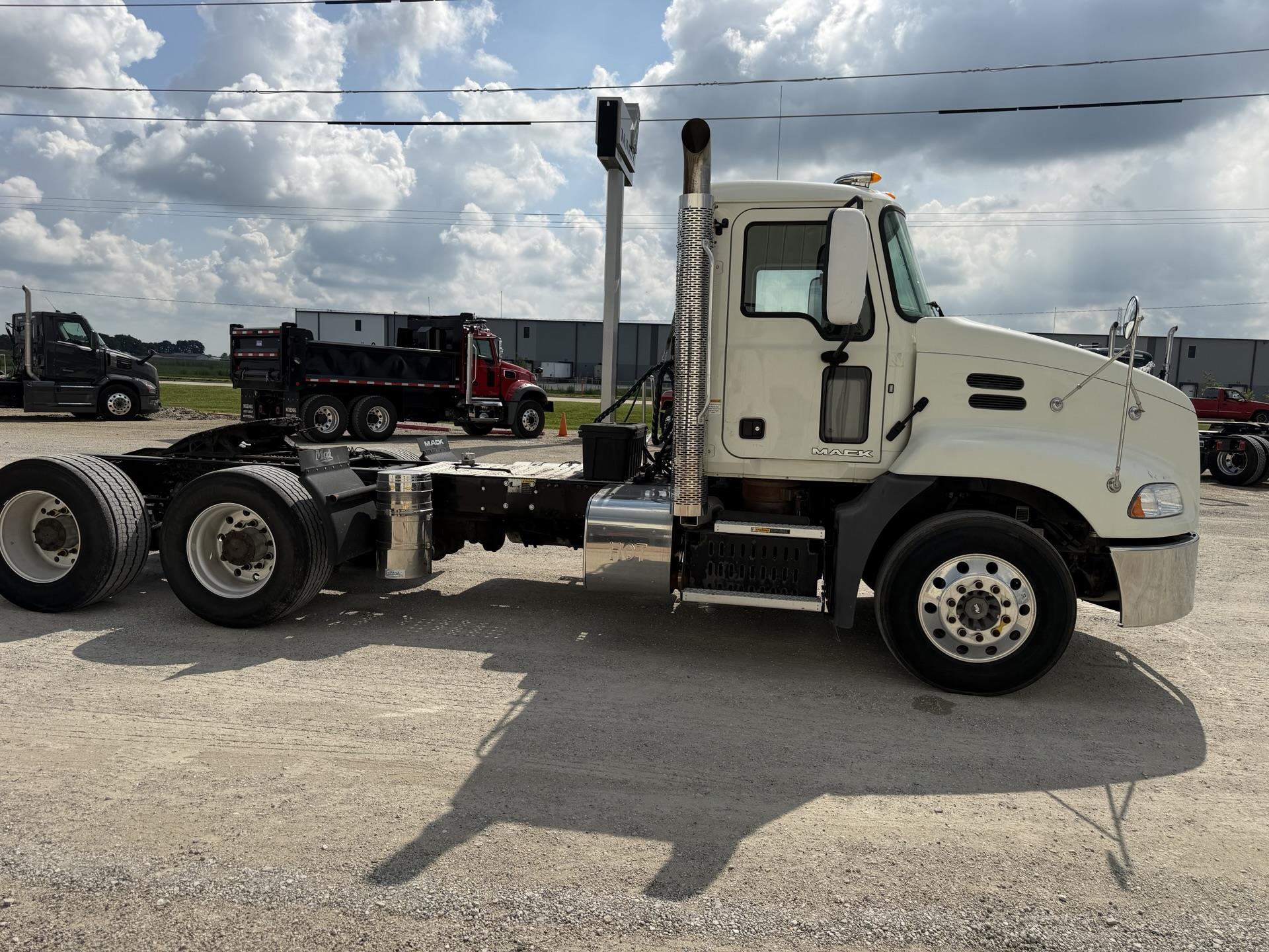 2015 Mack Pinnacle in Decatur, IL — photo 7