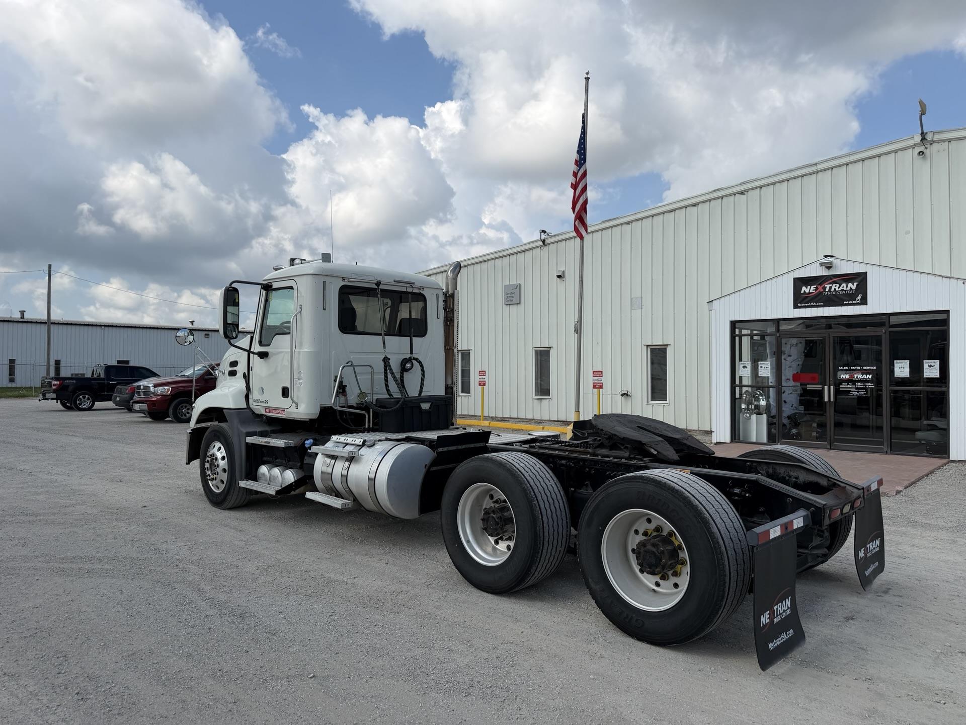 2015 Mack Pinnacle in Decatur, IL — photo 3