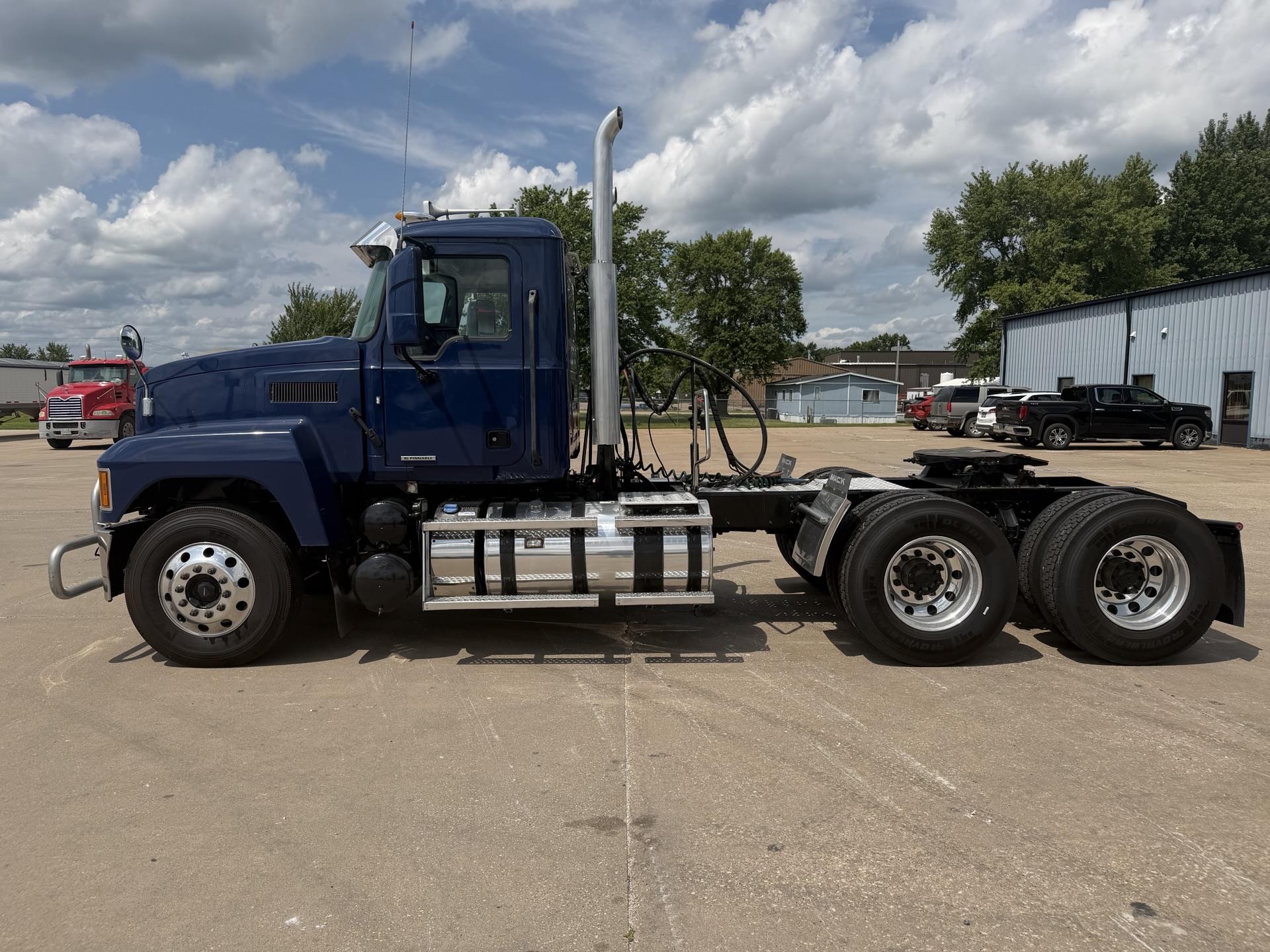 2024 Mack Pinnacle in Mediapolis, IA — photo 2