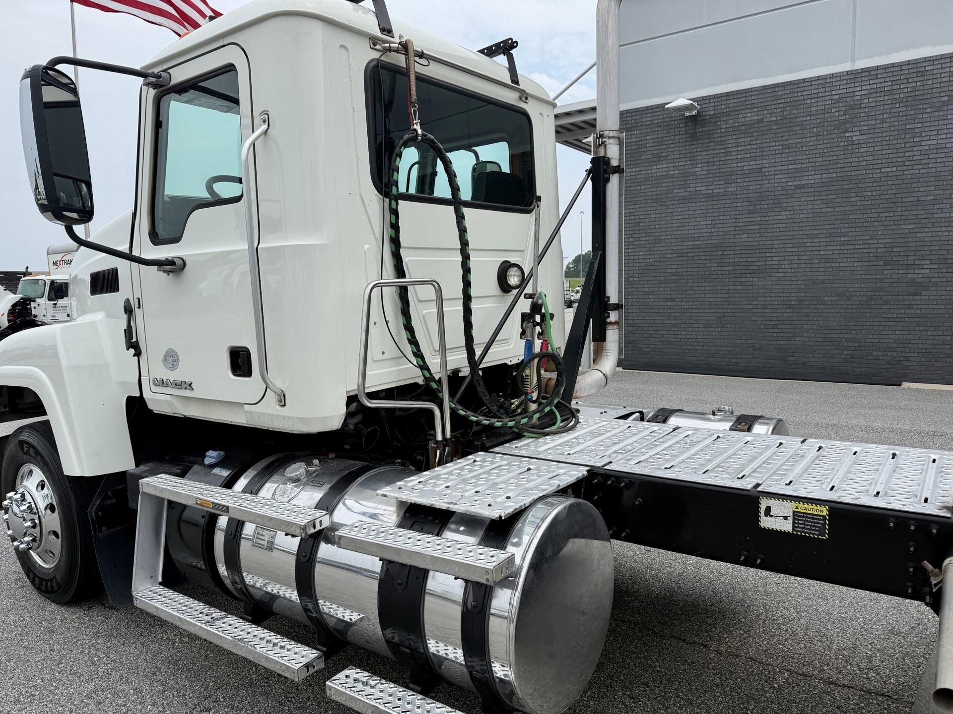 2016 Mack Pinnacle in Duluth, GA — photo 3