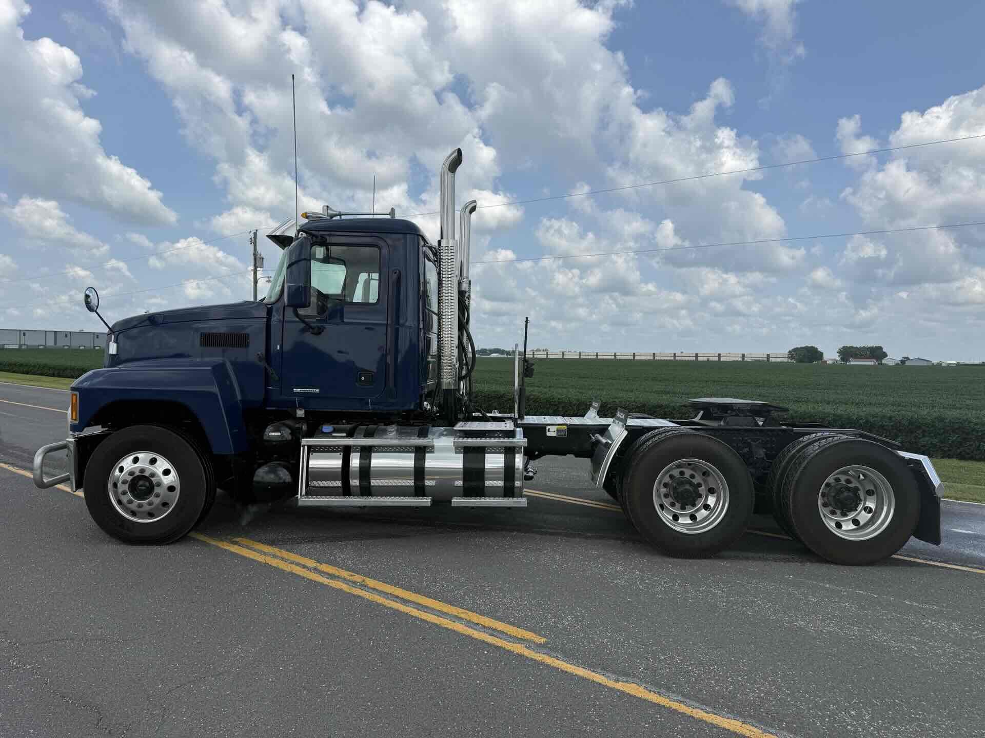 2024 Mack Pinnacle in Decatur, IL — photo 2