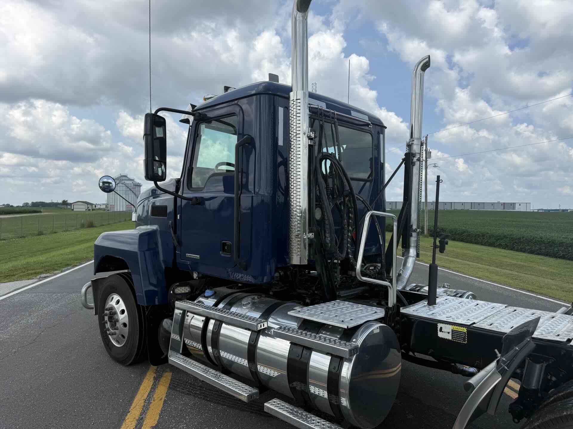 2024 Mack Pinnacle in Decatur, IL — photo 3