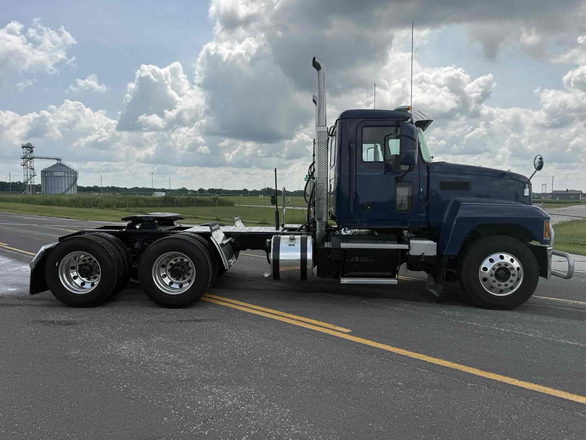 2024 Mack Pinnacle in Decatur, IL — photo 7